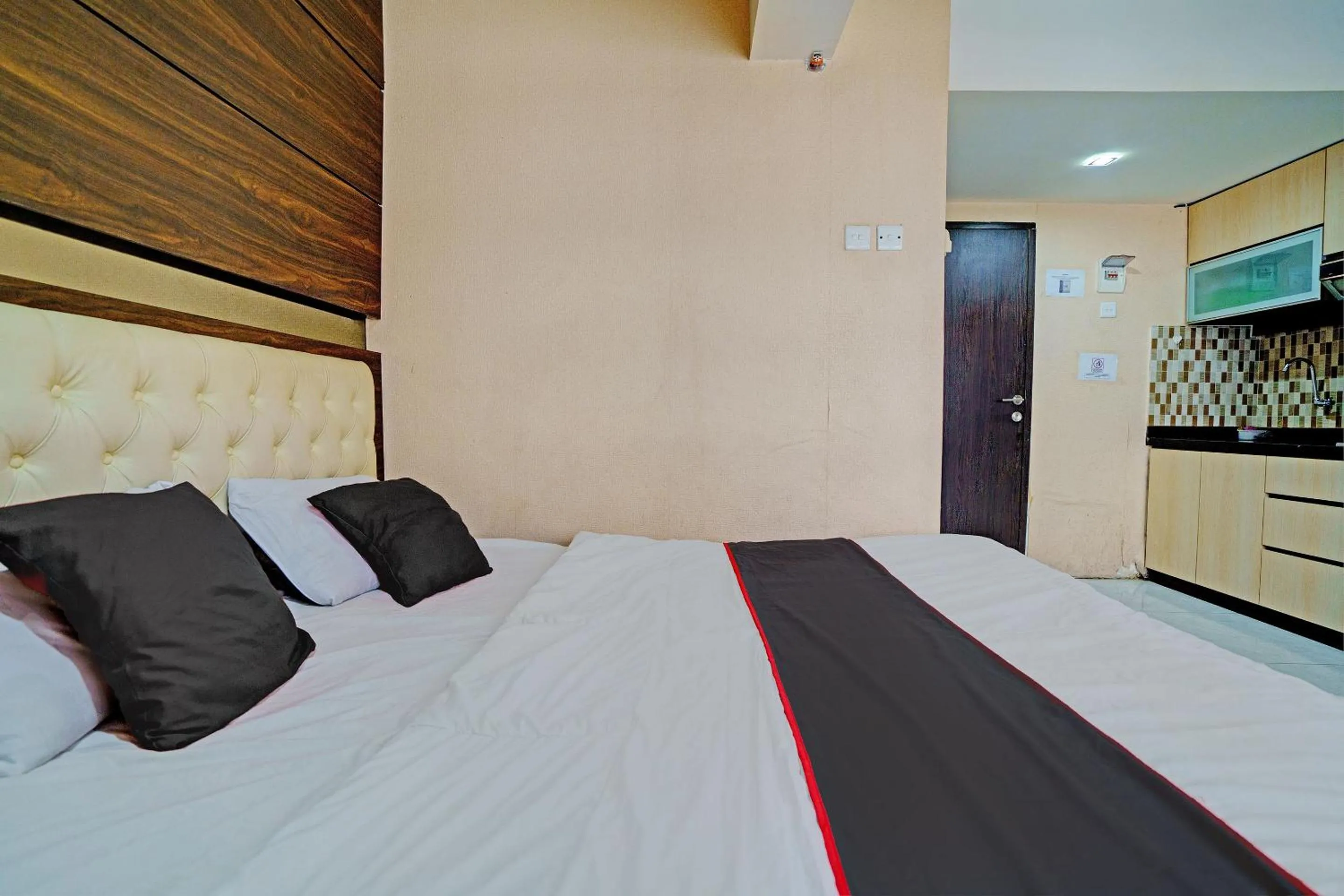 Bedroom, Bed in OYO Life Apartement Jarrdin By Fins Property