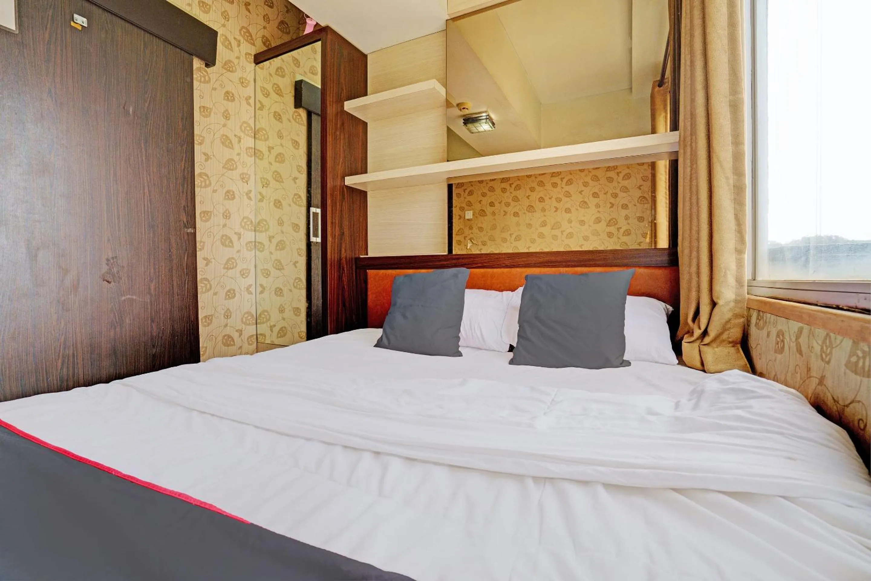 Bedroom, Bed in OYO Life Apartement Jarrdin By Fins Property