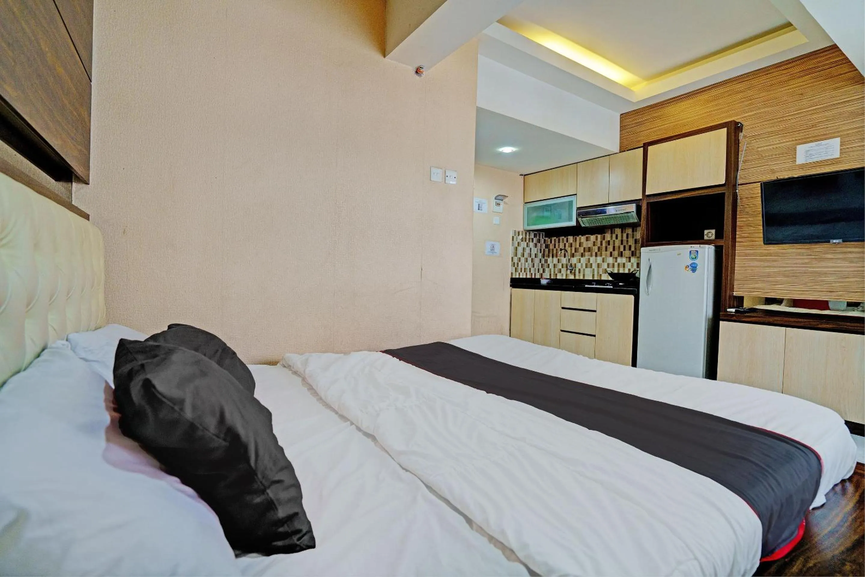 Bedroom, Bed in OYO Life Apartement Jarrdin By Fins Property