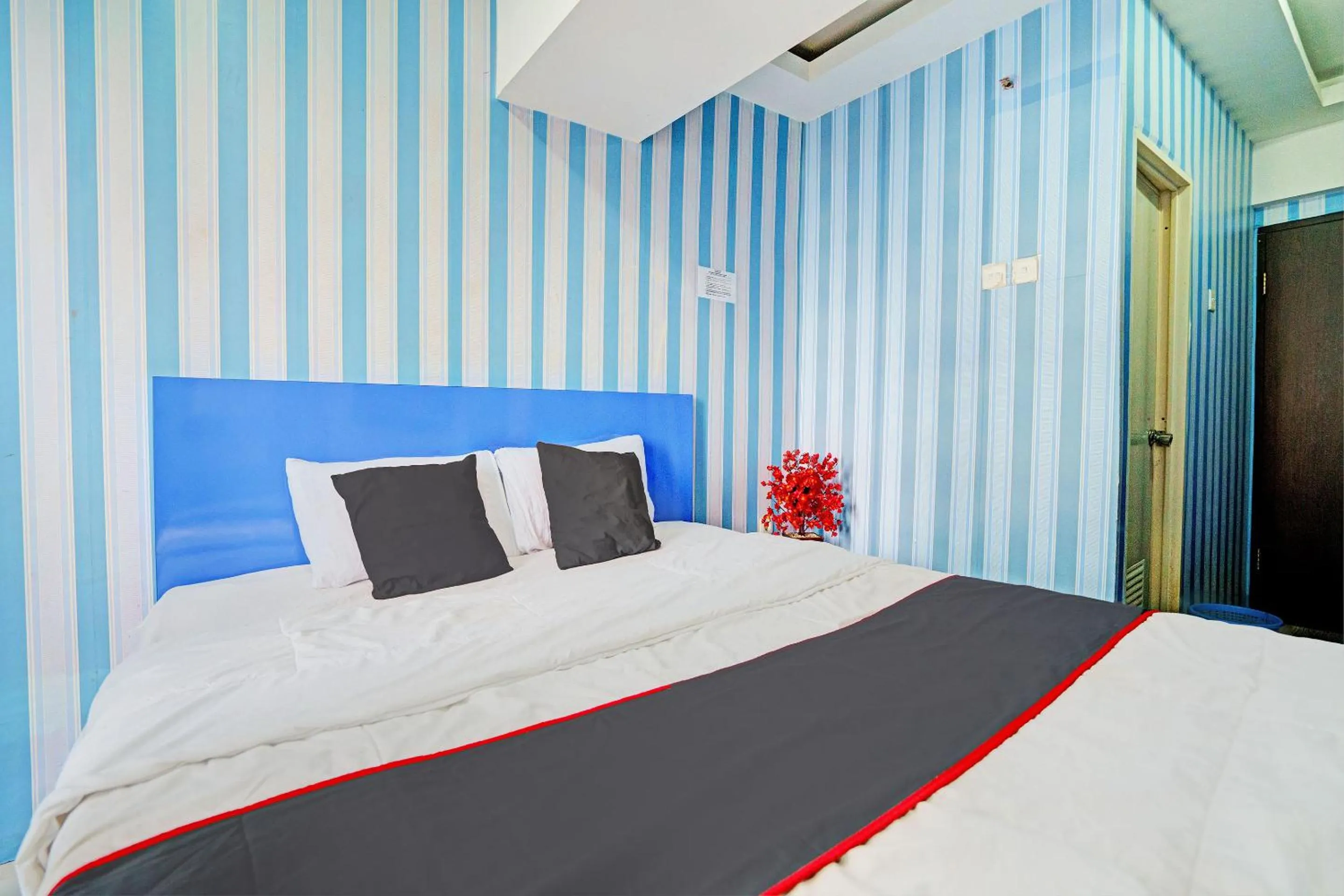 Bedroom, Bed in OYO Life Apartement Jarrdin By Fins Property