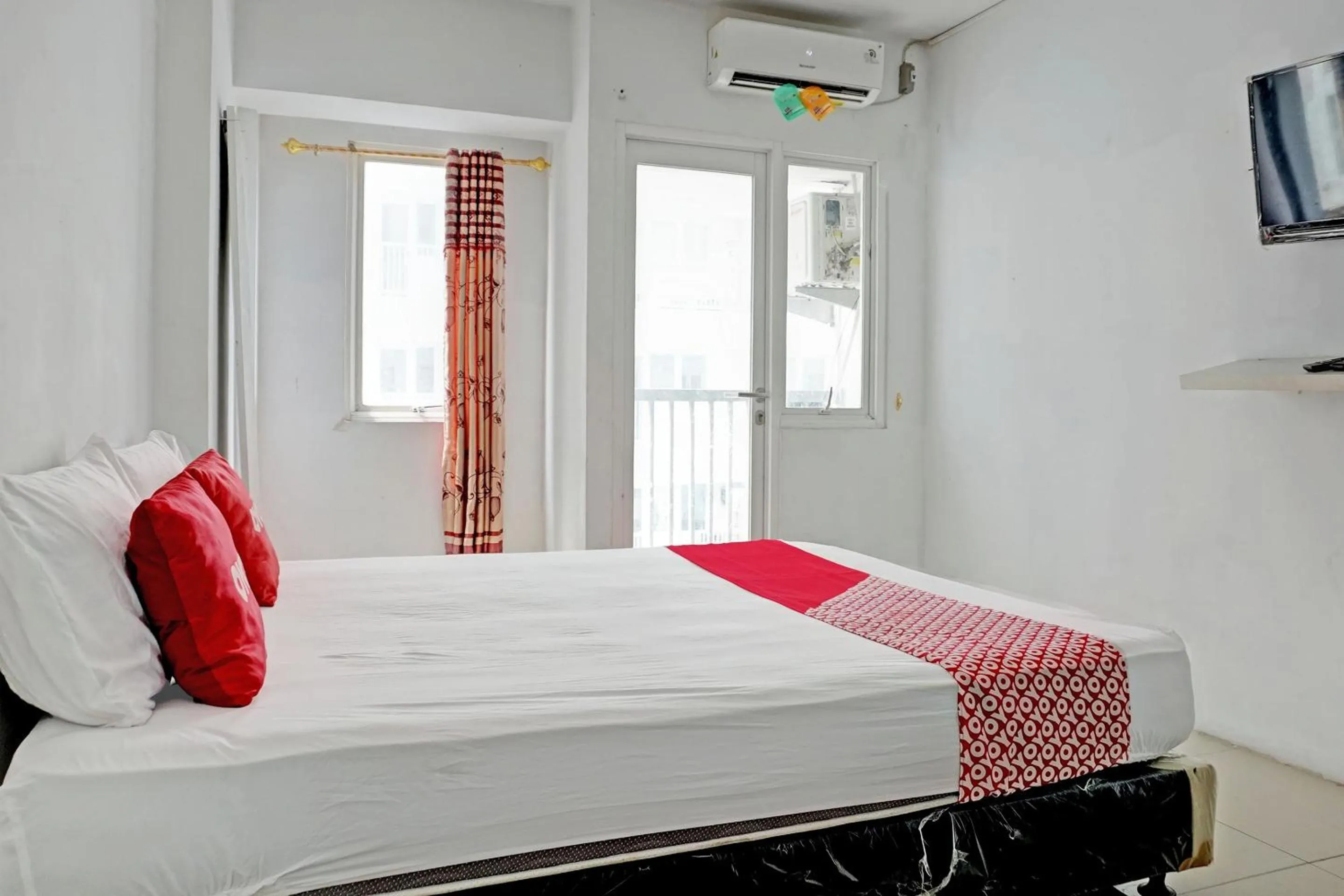 Bedroom in Collection O 92959 Apartement Sentraland Karawang By AT Room