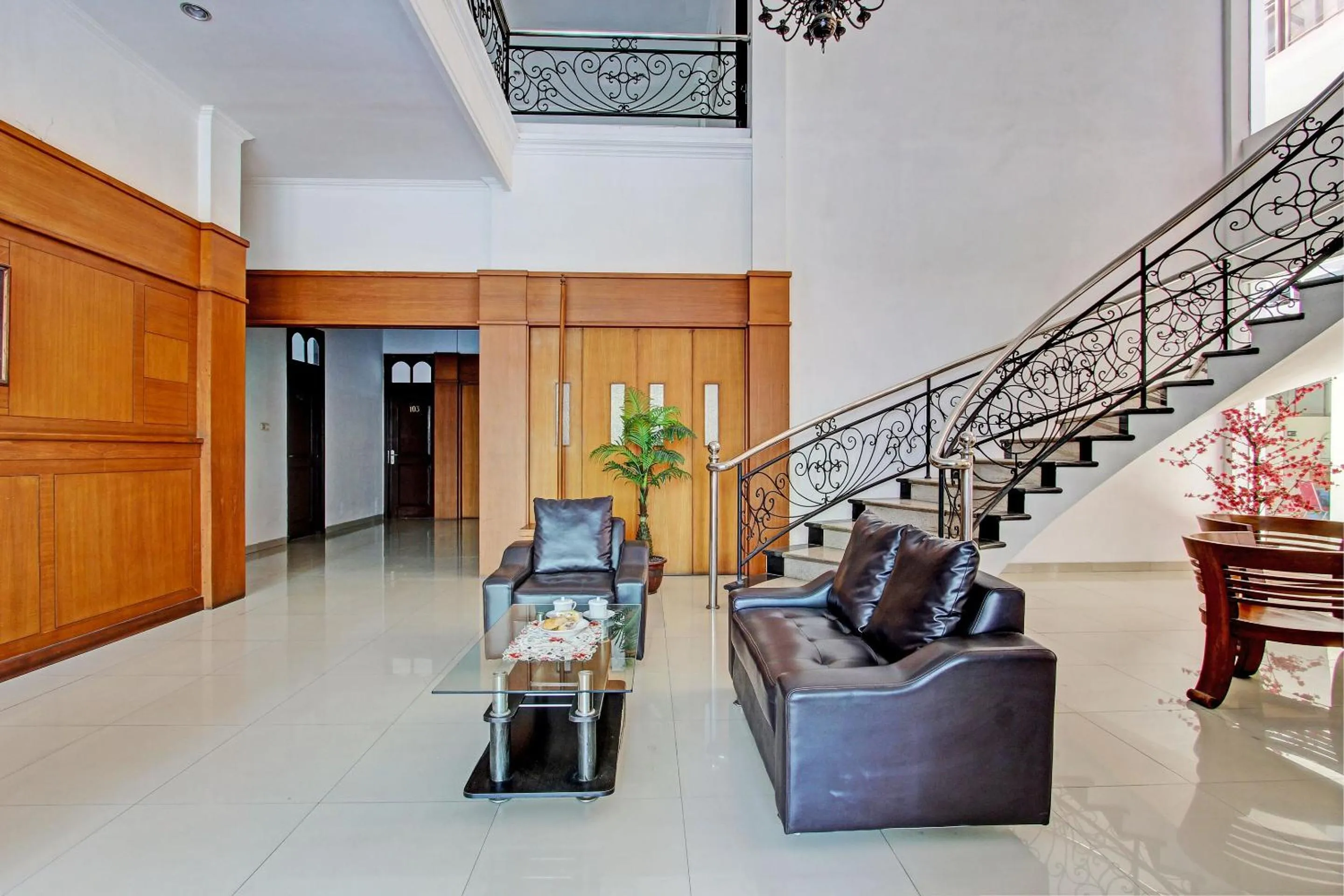 Lobby or reception in Hotel O Griya Lestari Pati 2