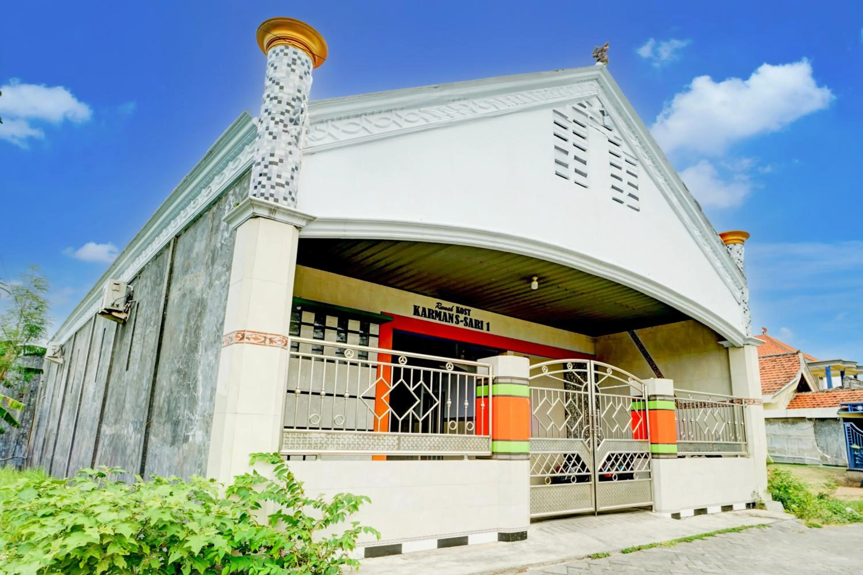 Facade/entrance in Hotel O Karman's Sari Homestay Syariah