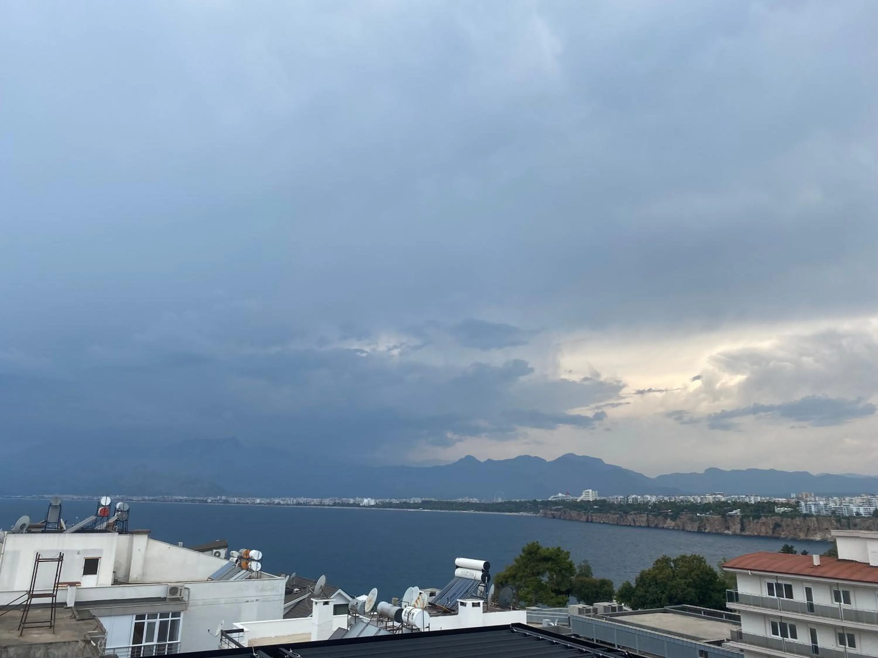 Mountain view in İn The Middle Hotel