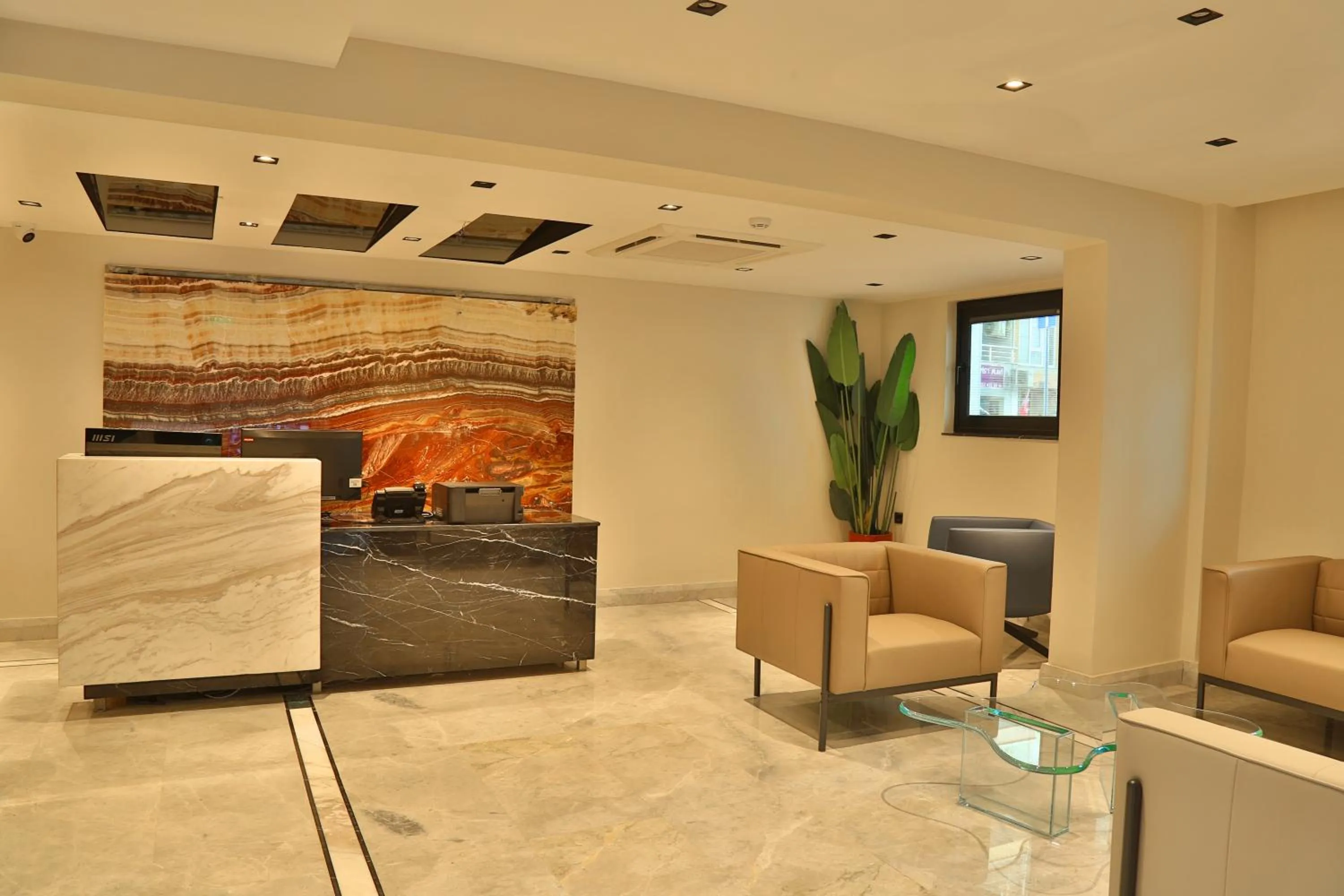 Lobby or reception in İn The Middle Hotel