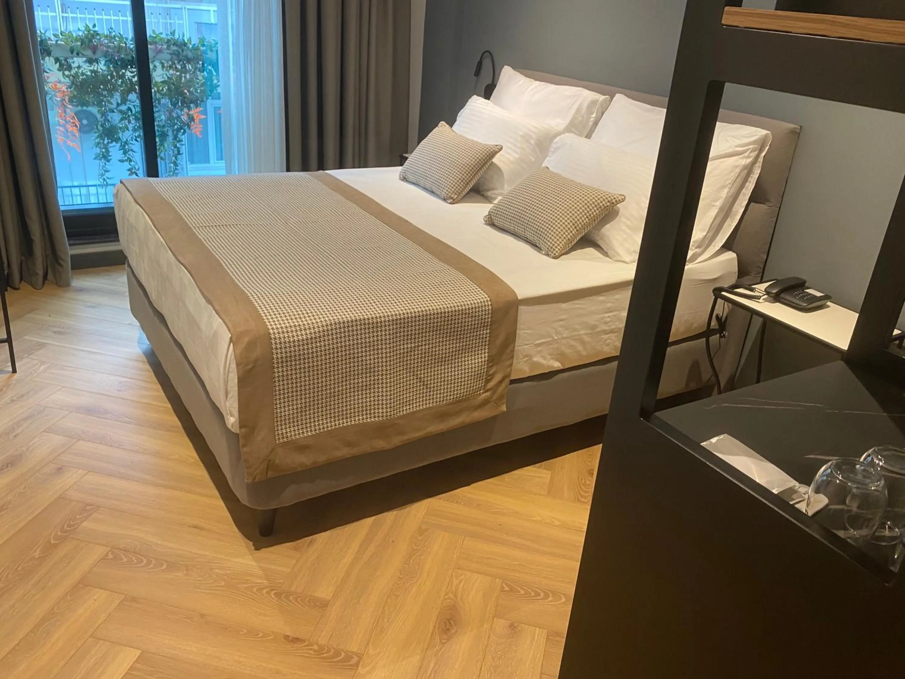 Photo of the whole room, Bed in İn The Middle Hotel