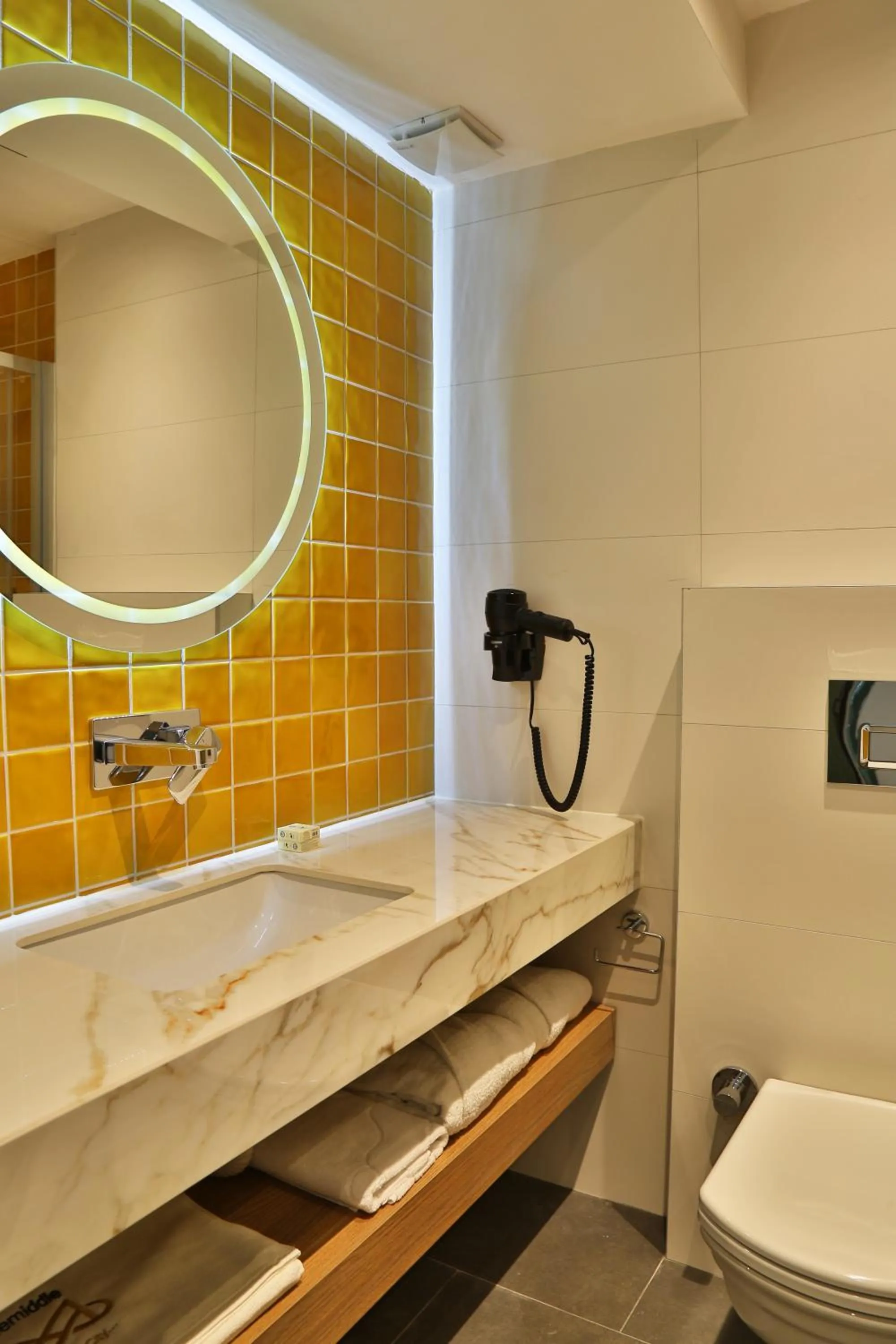 Bathroom in İn The Middle Hotel