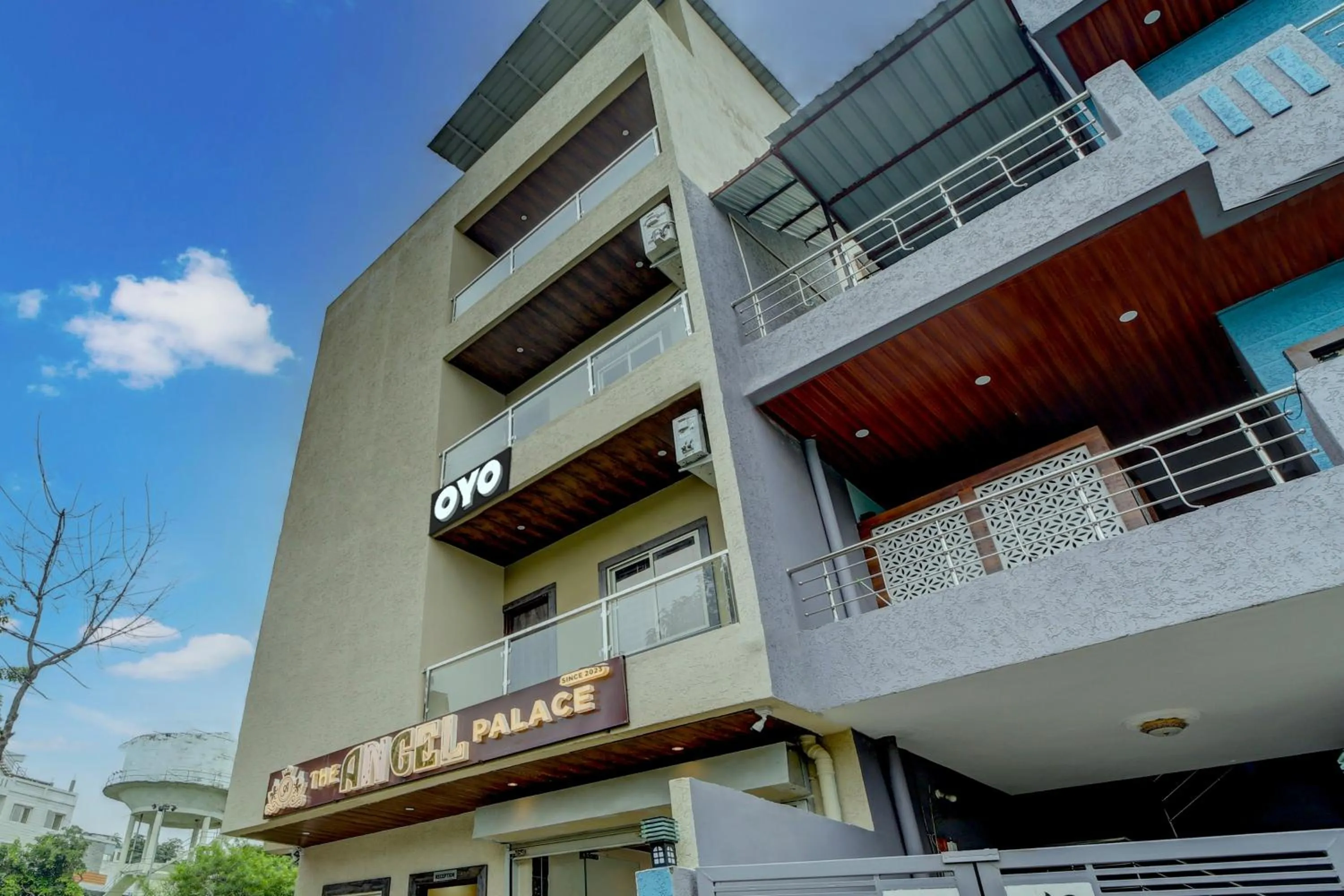 Facade/entrance in Hotel O The Angel palace