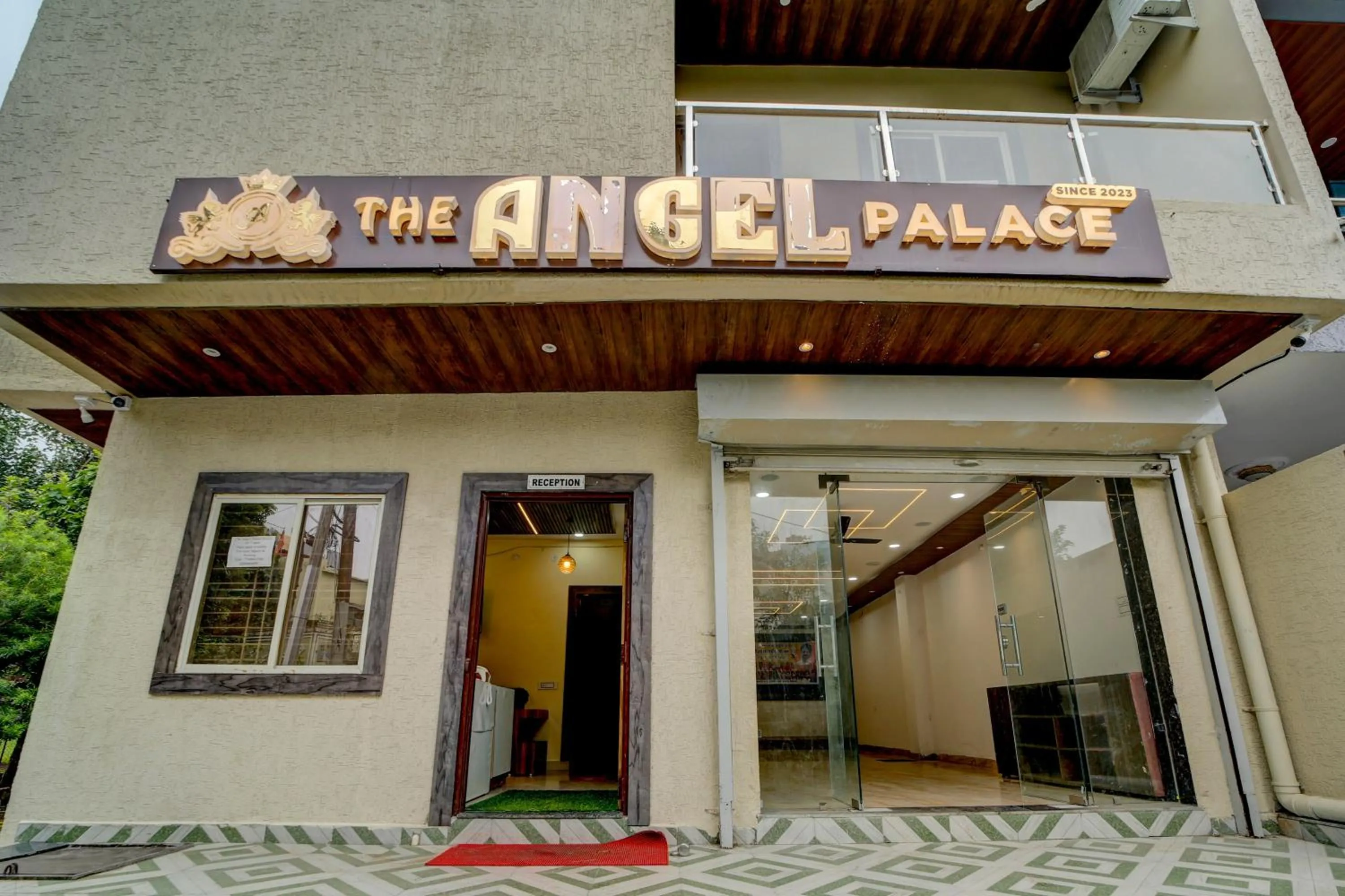 Facade/entrance in Hotel O The Angel palace