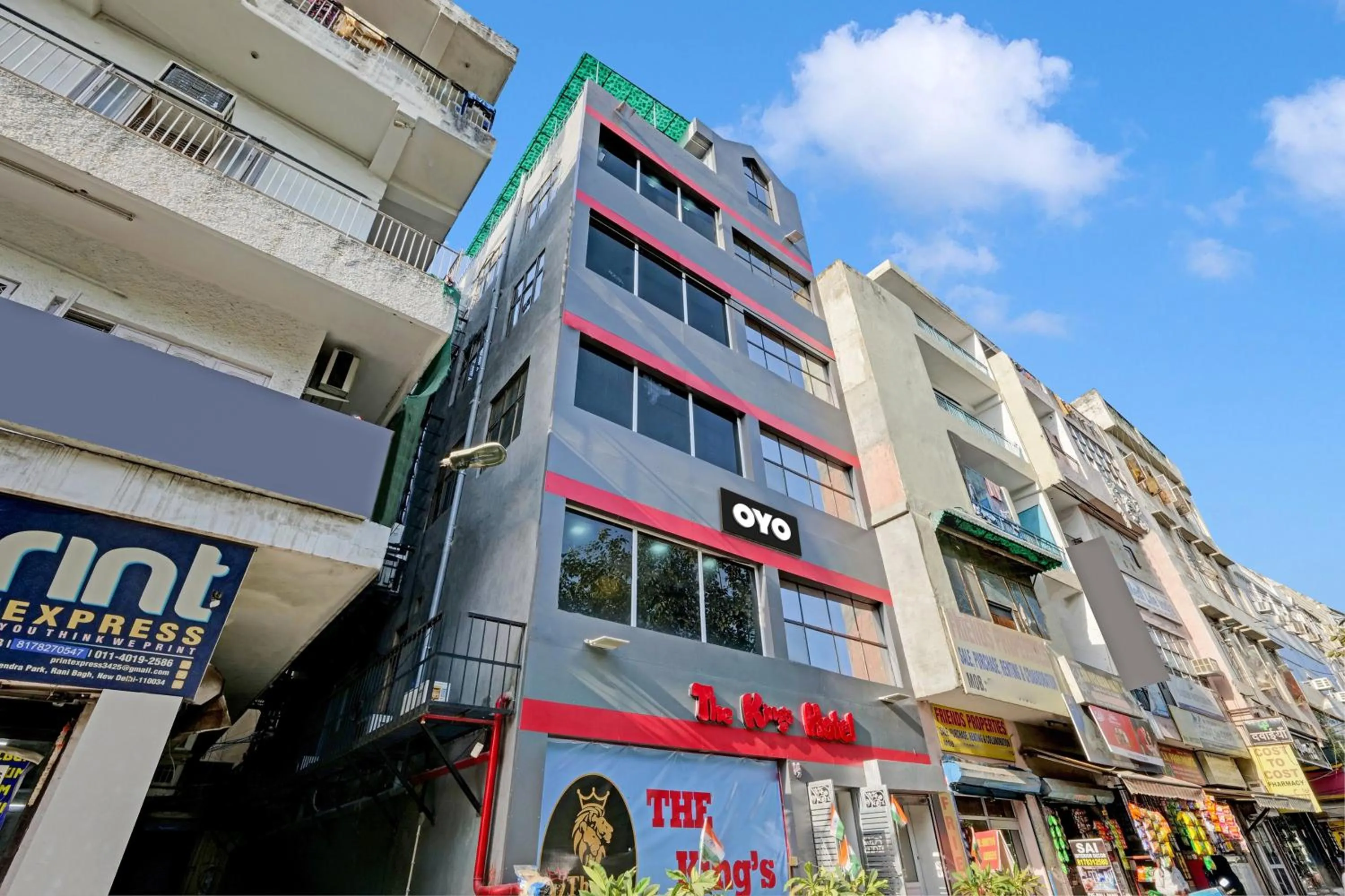 Facade/entrance in Hotel O The Kings