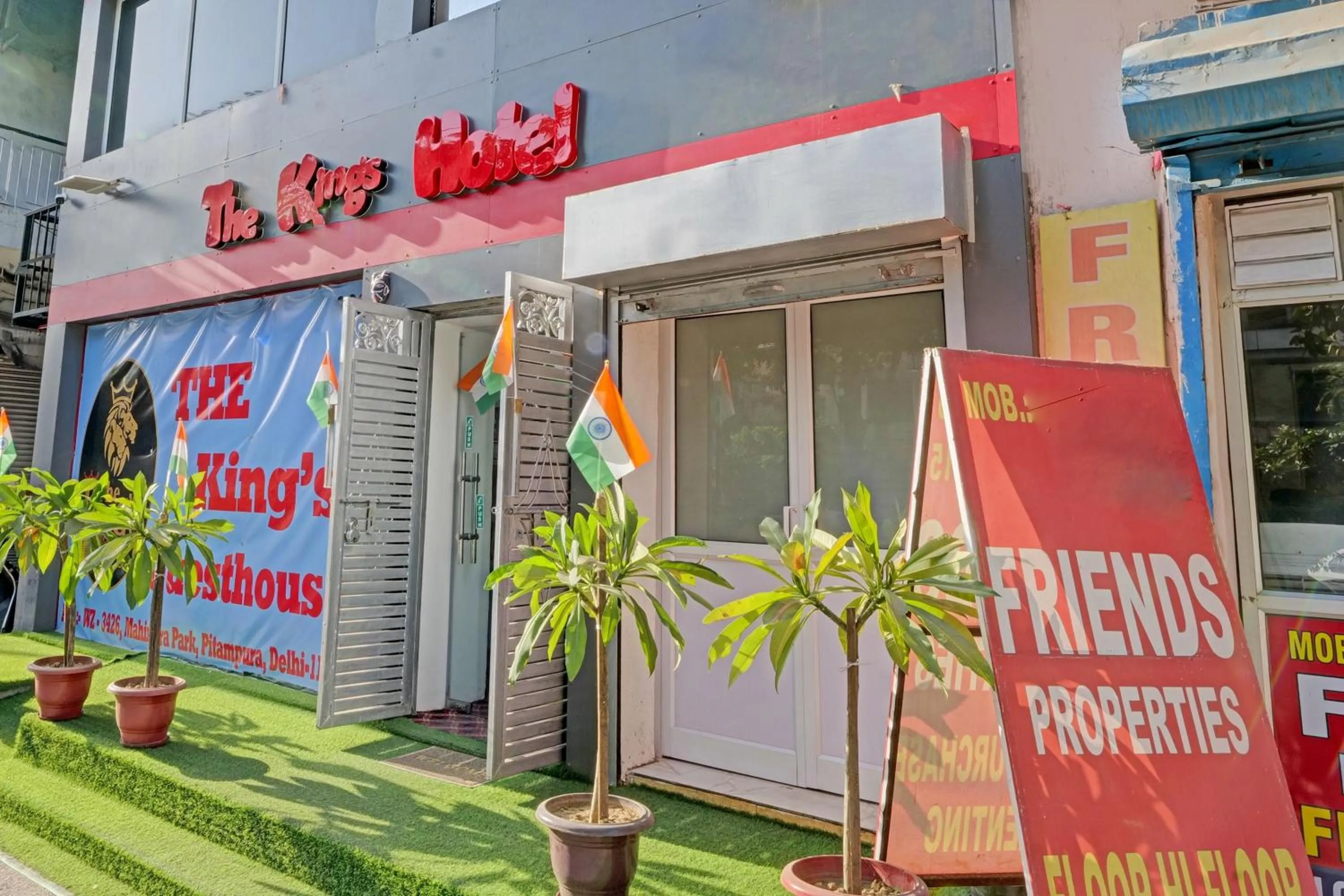 Facade/entrance in Hotel O The Kings