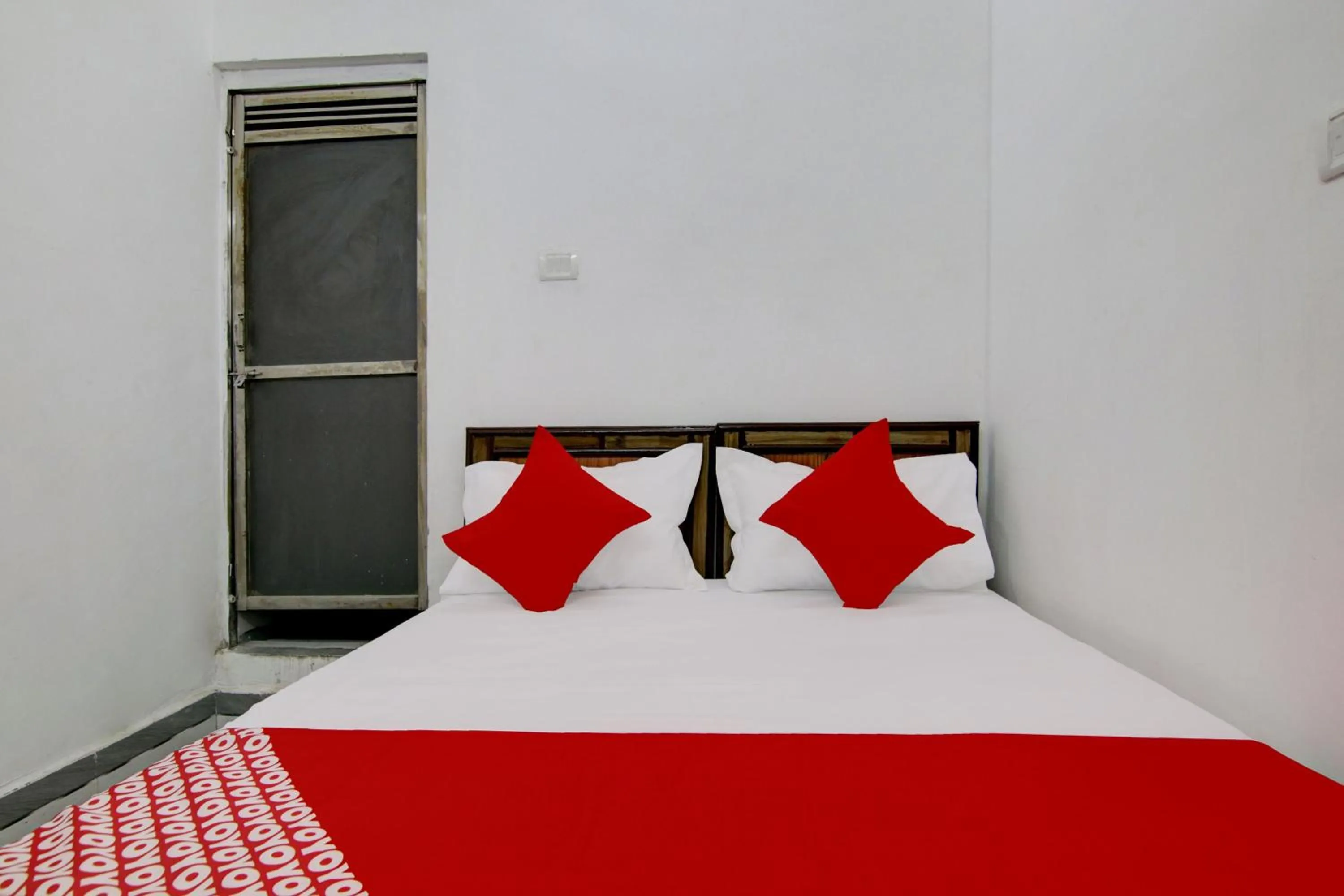 Facade/entrance, Bed in Hotel O Relax Vila
