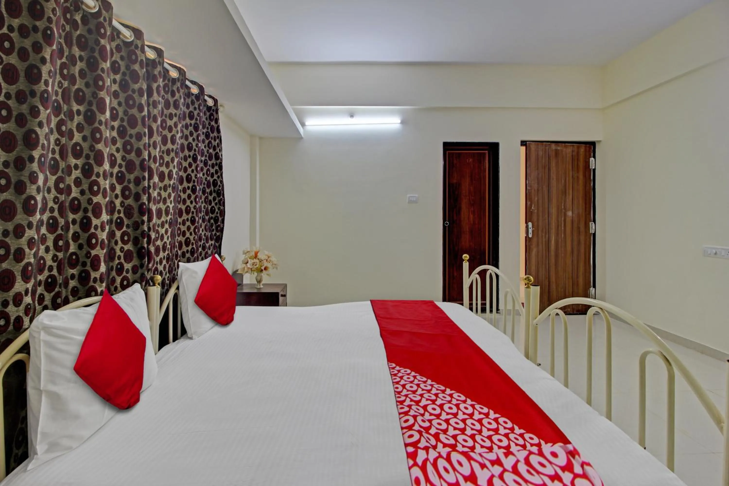 Bedroom in Hotel O Etllina Valley Villa