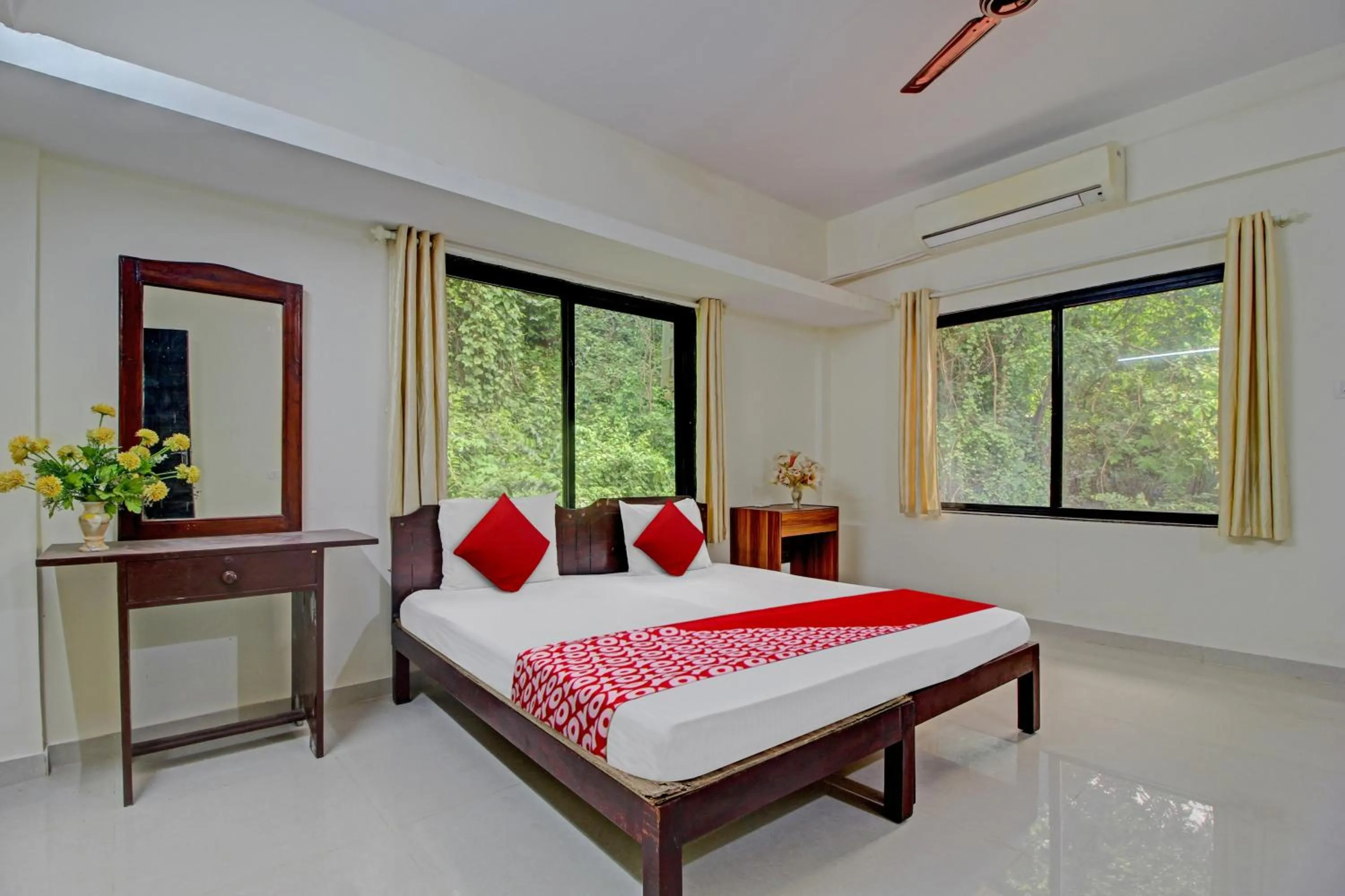 Bedroom in Hotel O Etllina Valley Villa