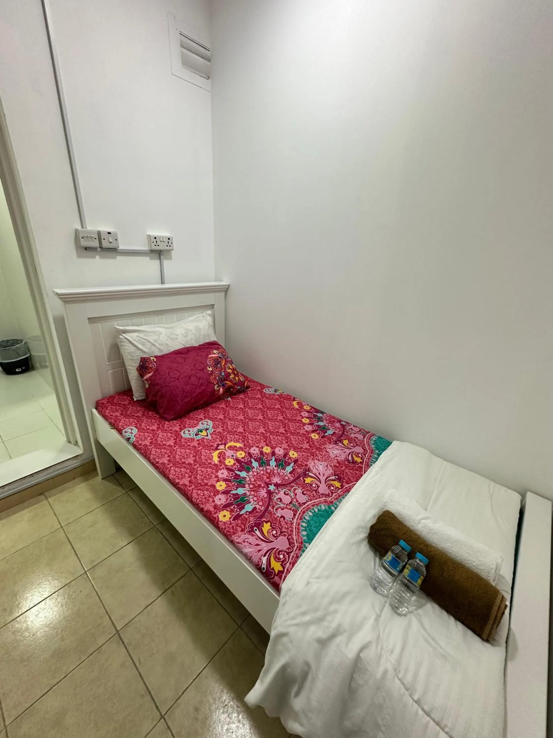 Bed in International Abu-Dhabi Hostel Villa