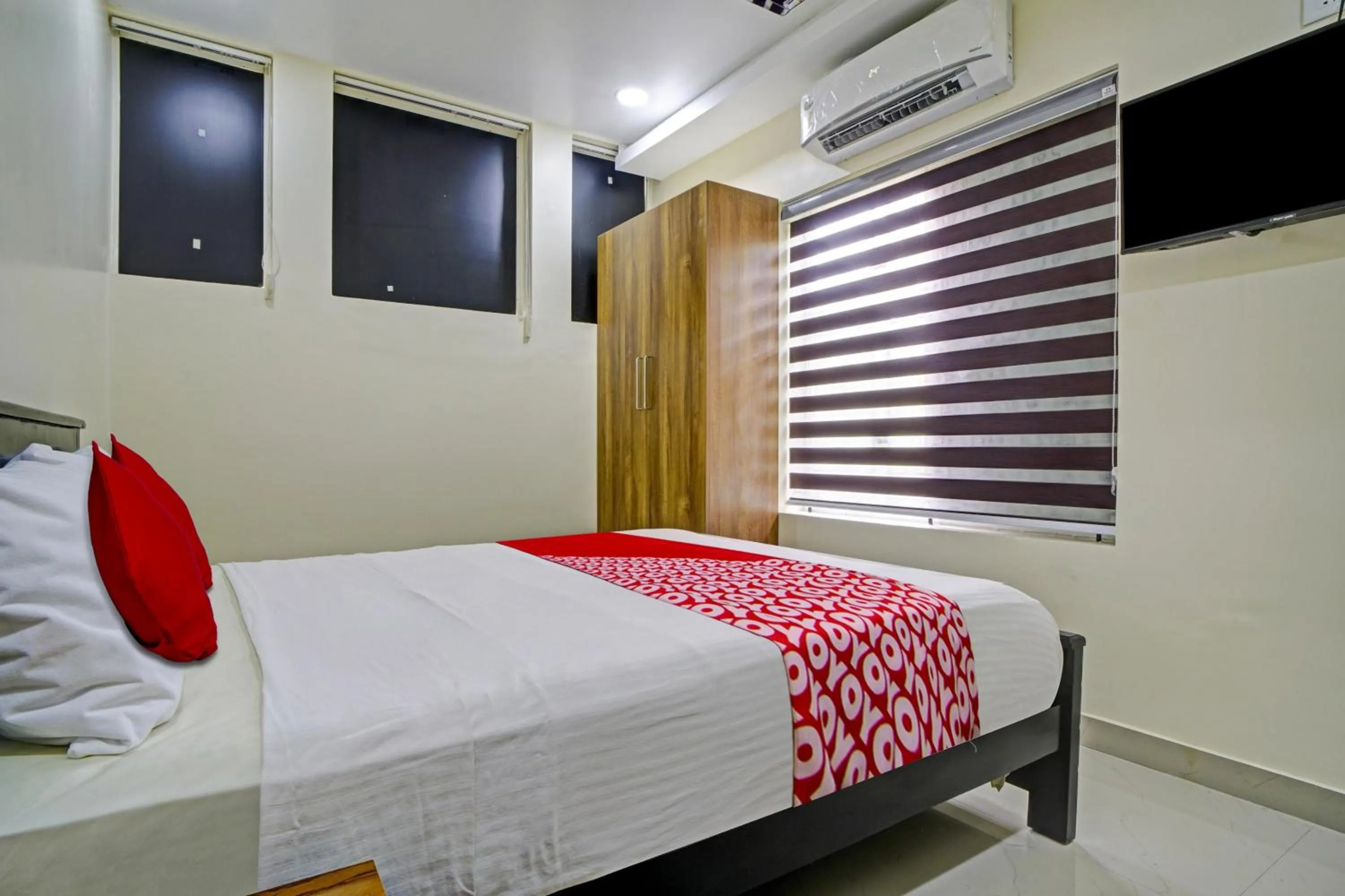 Bedroom, Bed in Hotel O Crystal Executive Suites