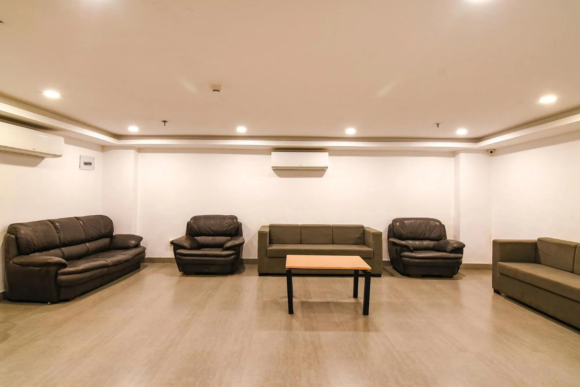 Seating area in FabHotel Sayeeda International - 600m from Park Circus 7 Point