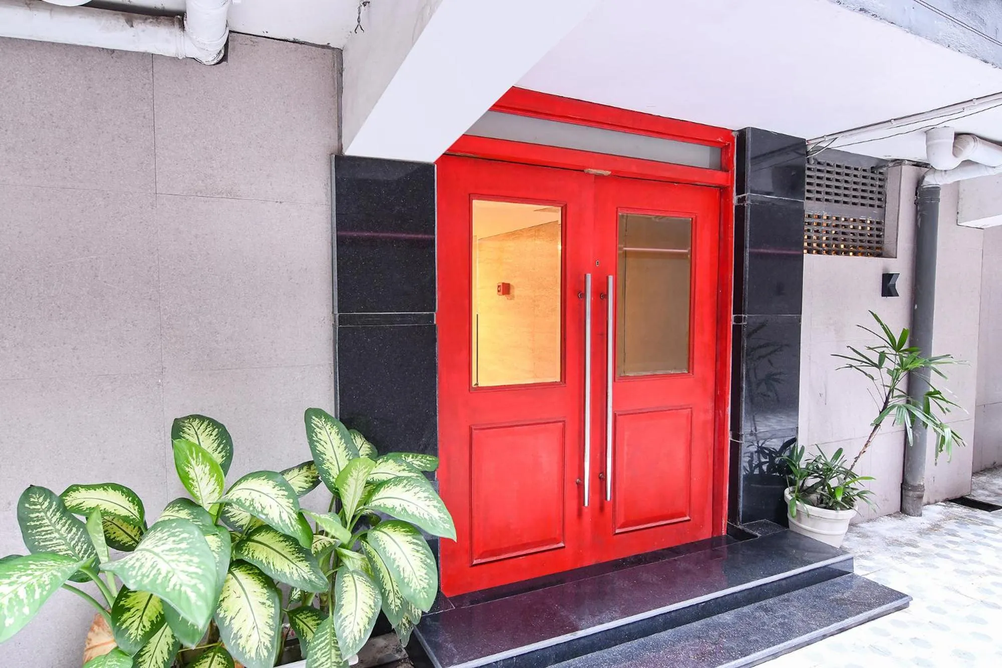 Facade/entrance in FabHotel Sayeeda International - 600m from Park Circus 7 Point