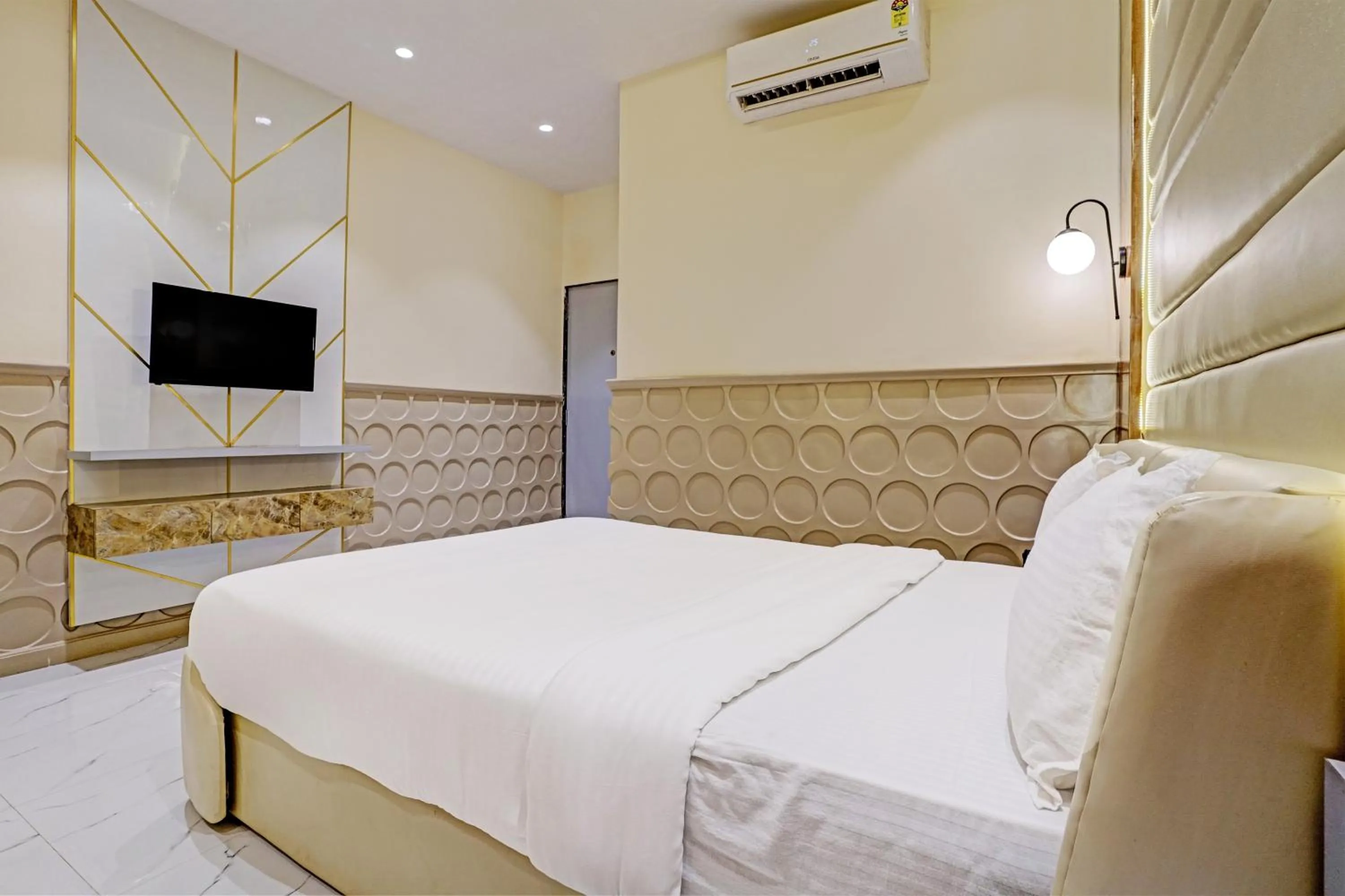 Bedroom, TV/Entertainment Center in Collection O Palm Springs Beach Resort