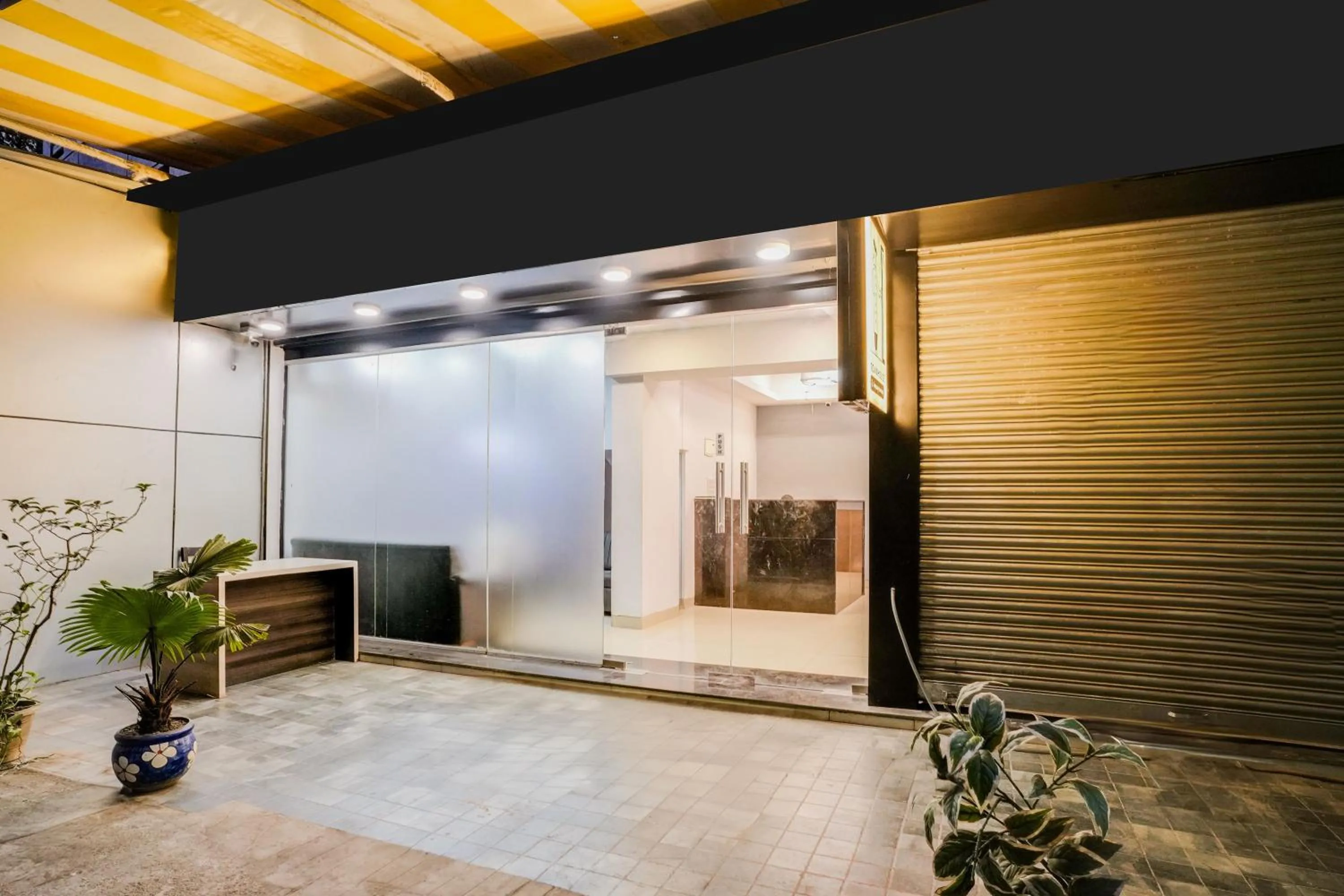 Facade/entrance in Super Townhouse Marol Near Mumbai Airport
