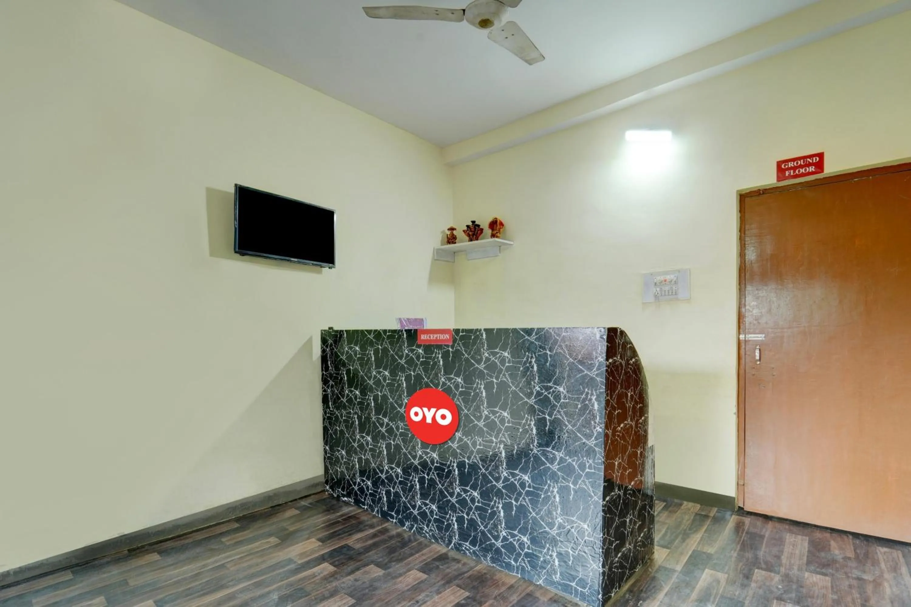 Lobby or reception in OYO Flagship Hotel Shubhmangalam