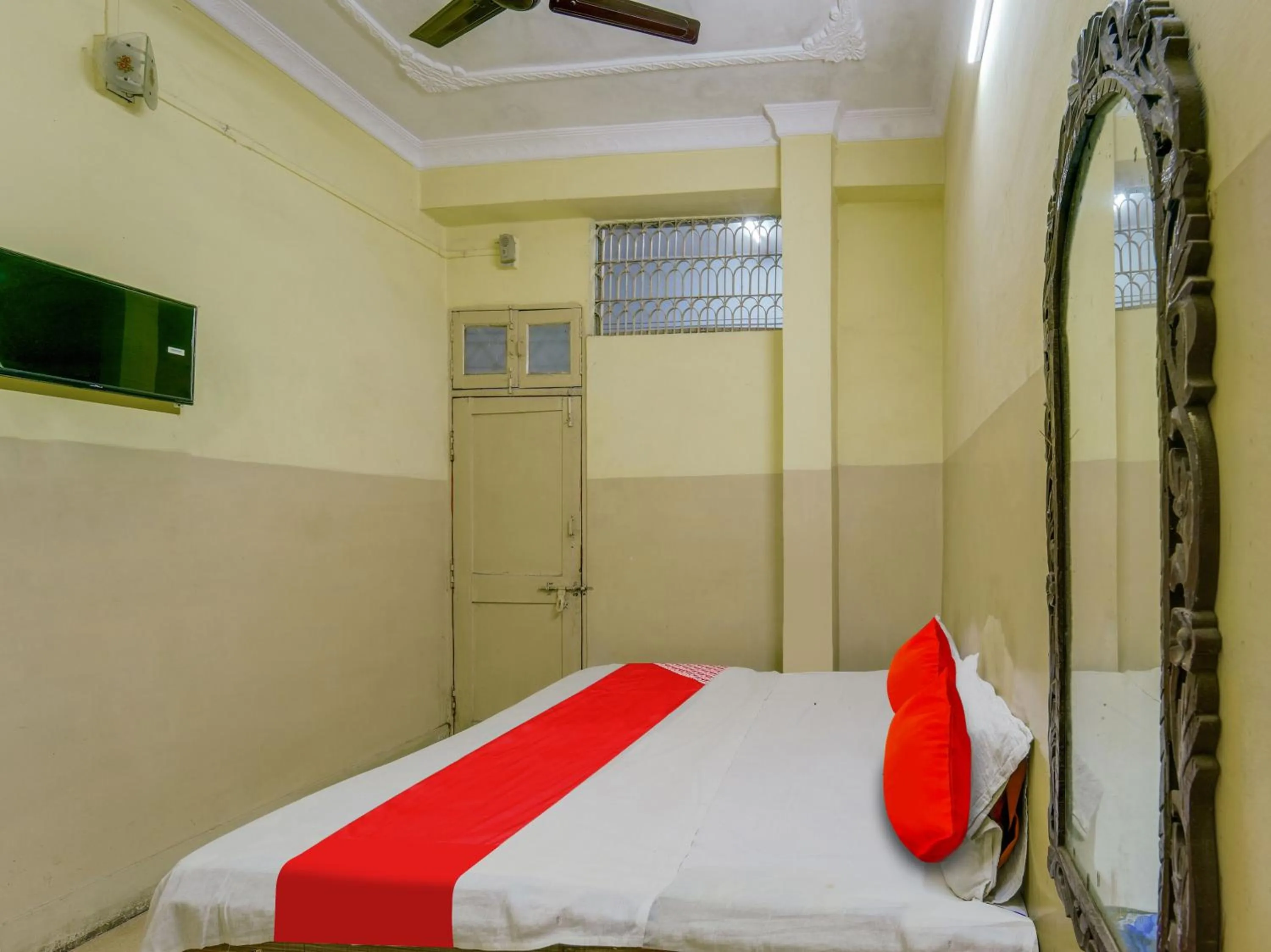 Bedroom in OYO Flagship Hotel Ashish Inn