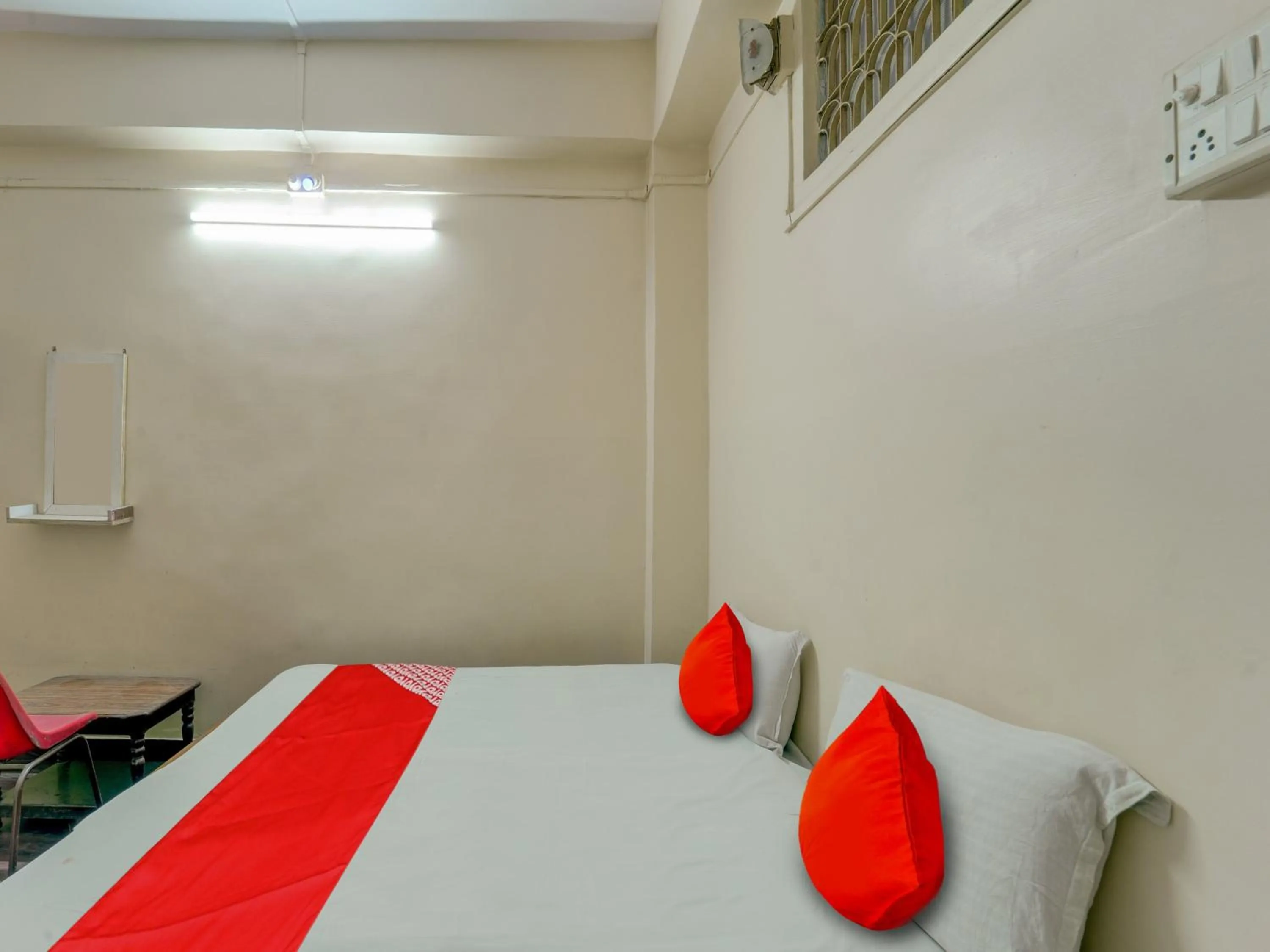 Bedroom in OYO Flagship Hotel Ashish Inn