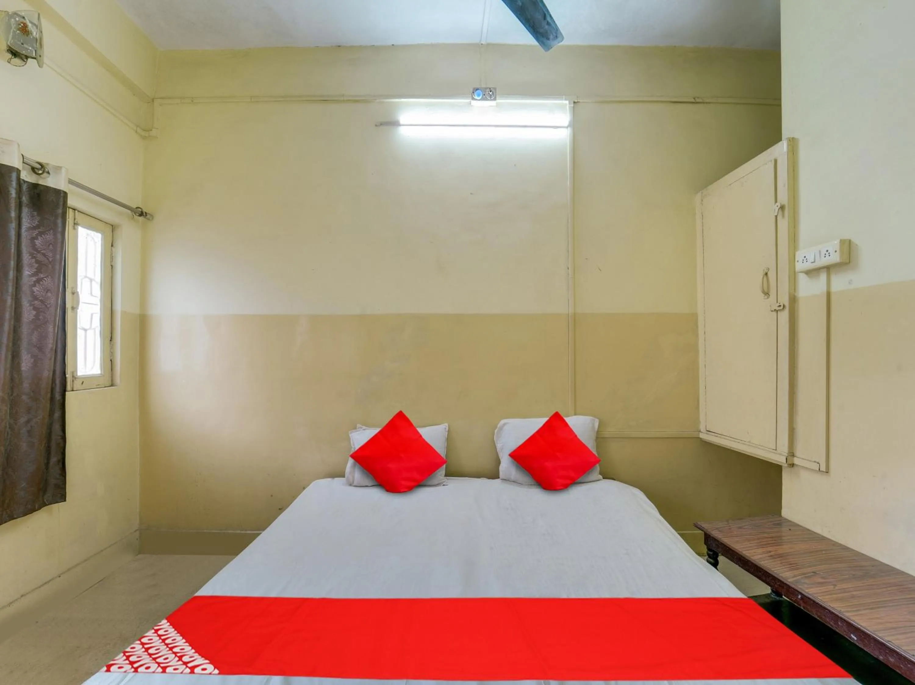 Bedroom in OYO Flagship Hotel Ashish Inn