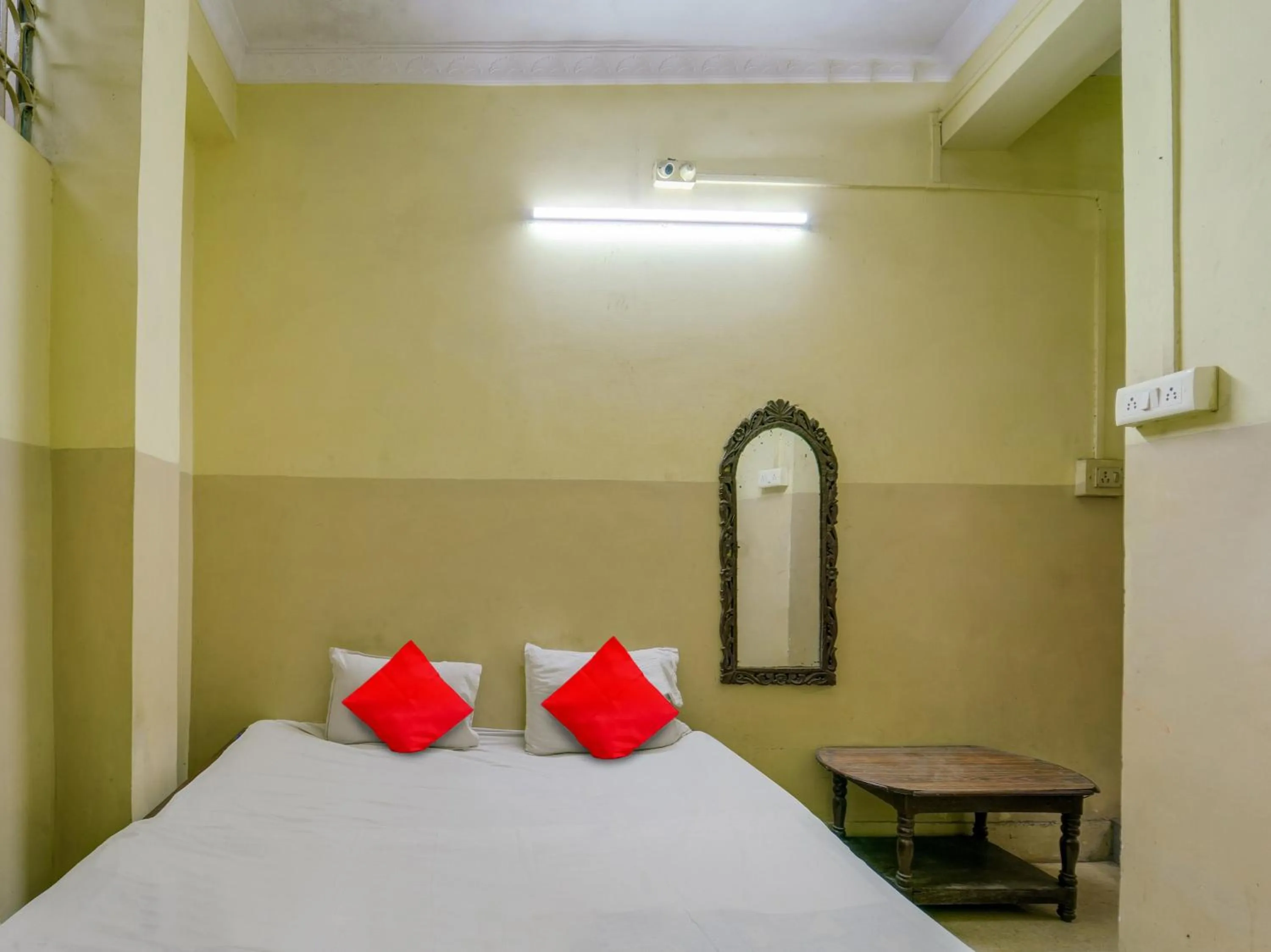 Bedroom in OYO Flagship Hotel Ashish Inn