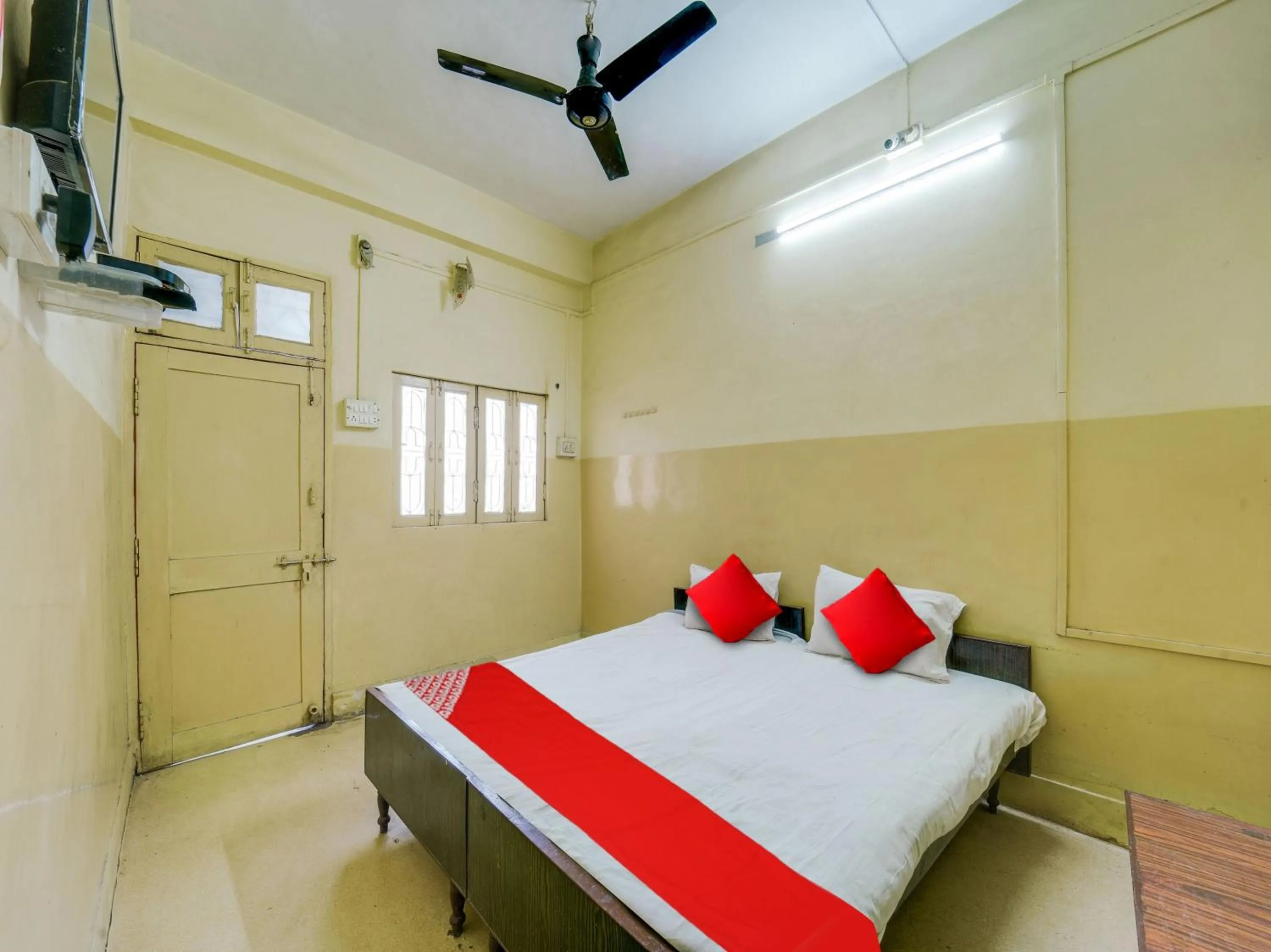 Bedroom in OYO Flagship Hotel Ashish Inn