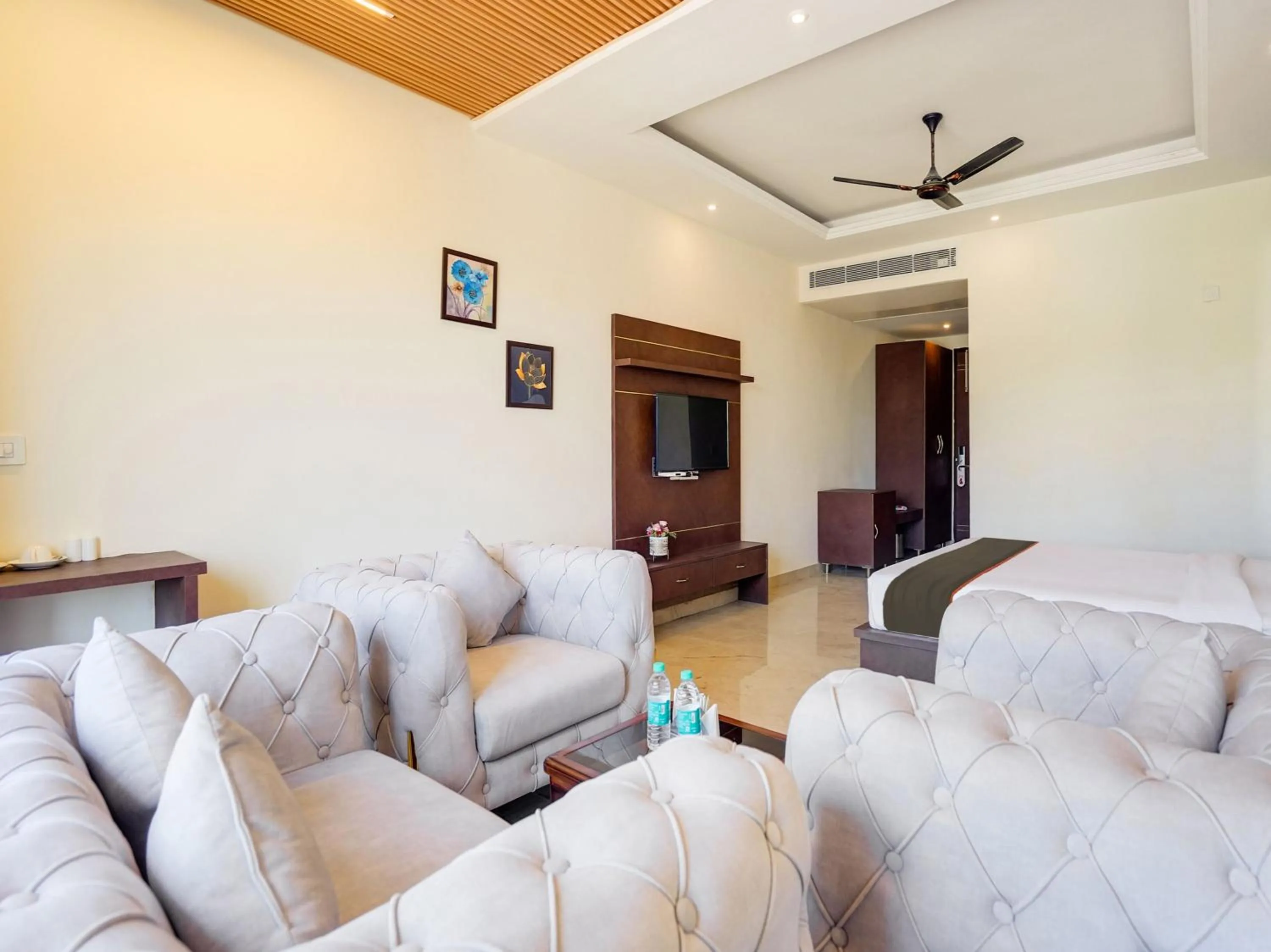 Bedroom, Seating Area in Collection O Hotel Omni Bliss