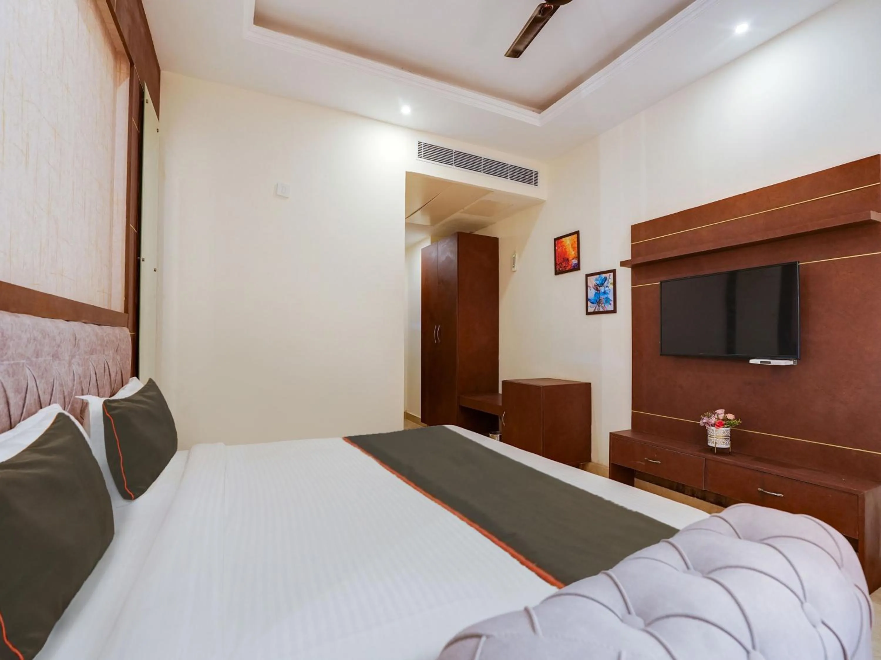 Bedroom, TV/Entertainment Center in Collection O Hotel Omni Bliss