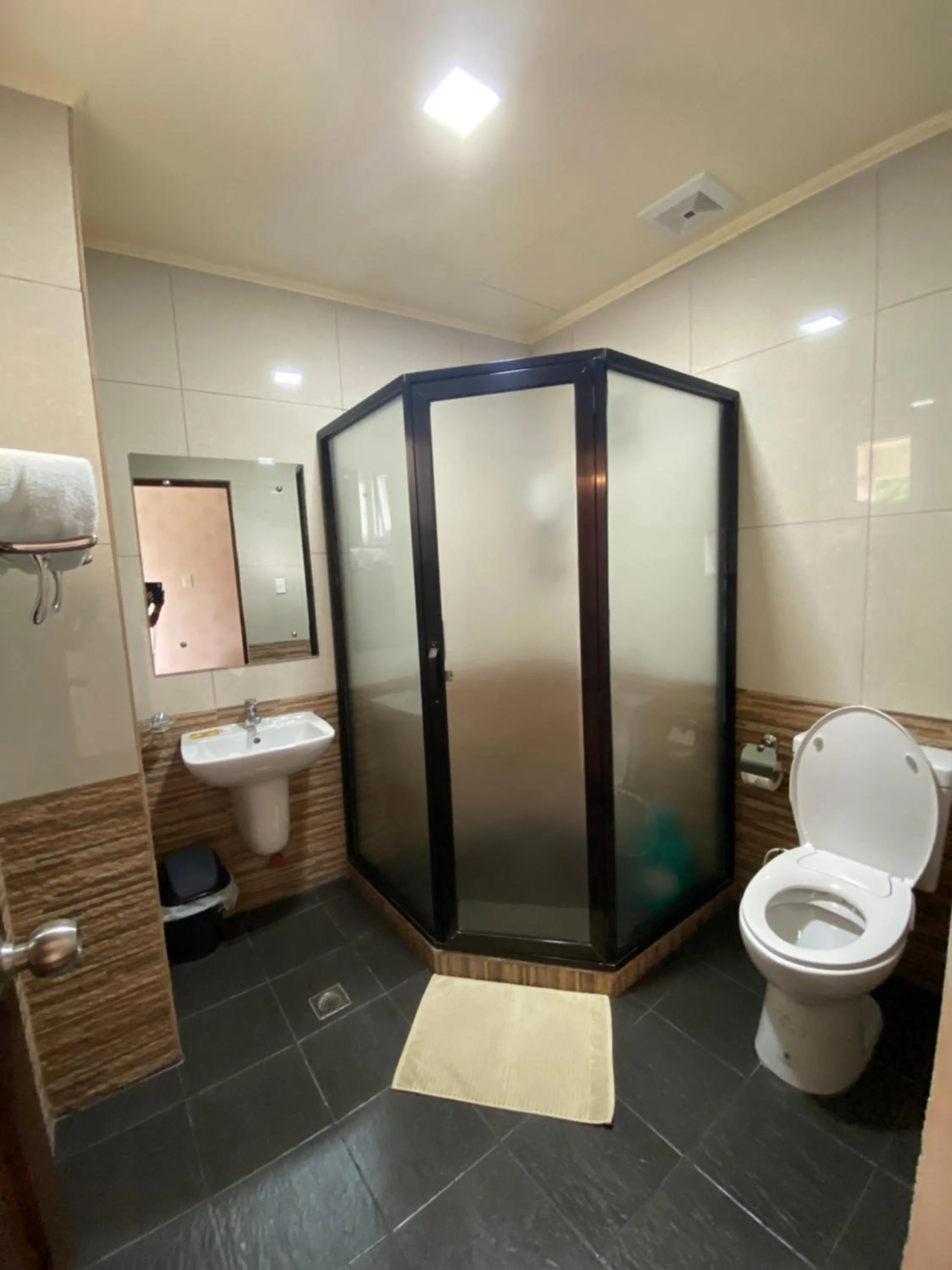 Bathroom in MinshukuKCS Hotel and Restaurant