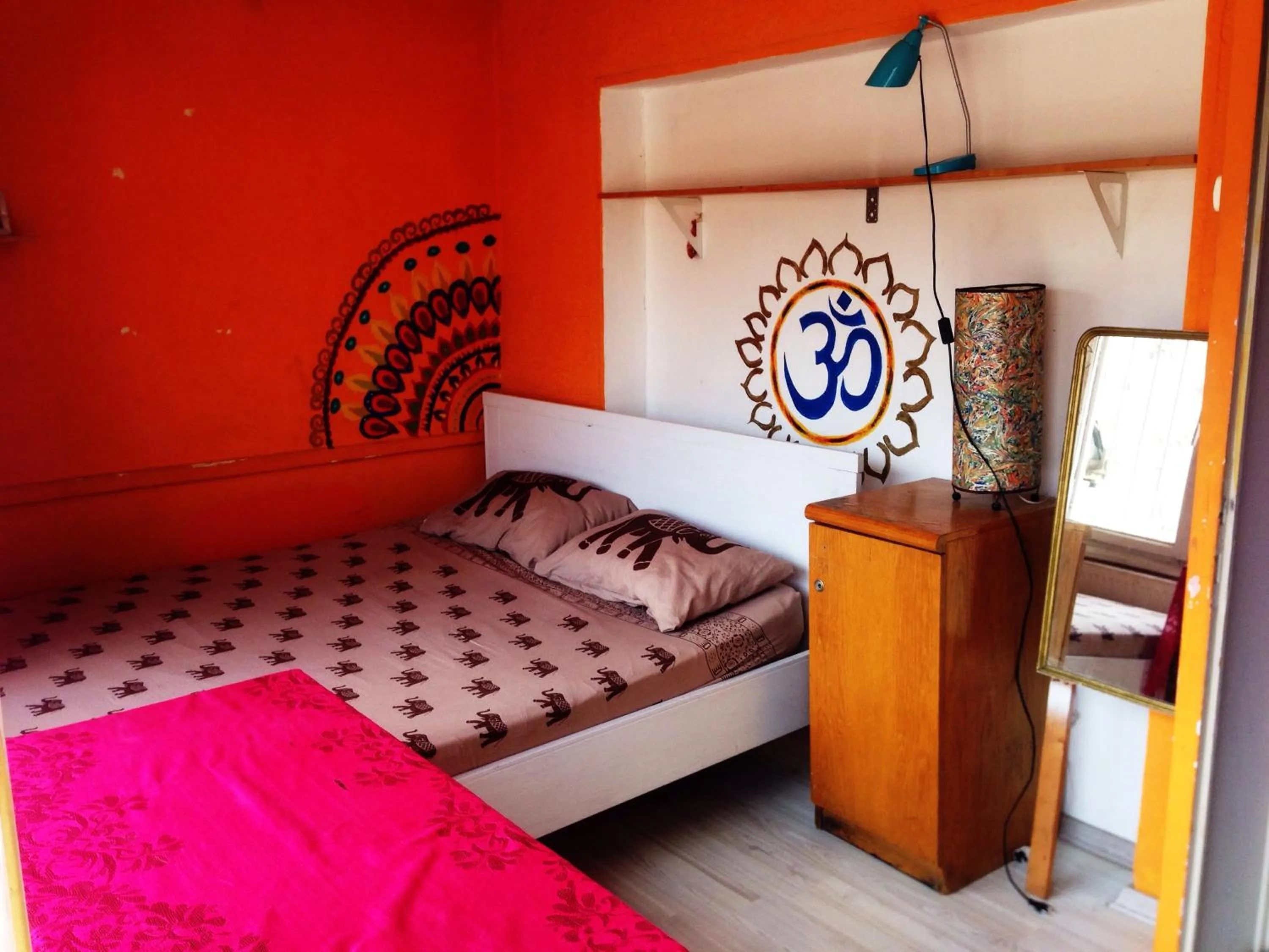 Photo of the whole room, Bed in Shantihome