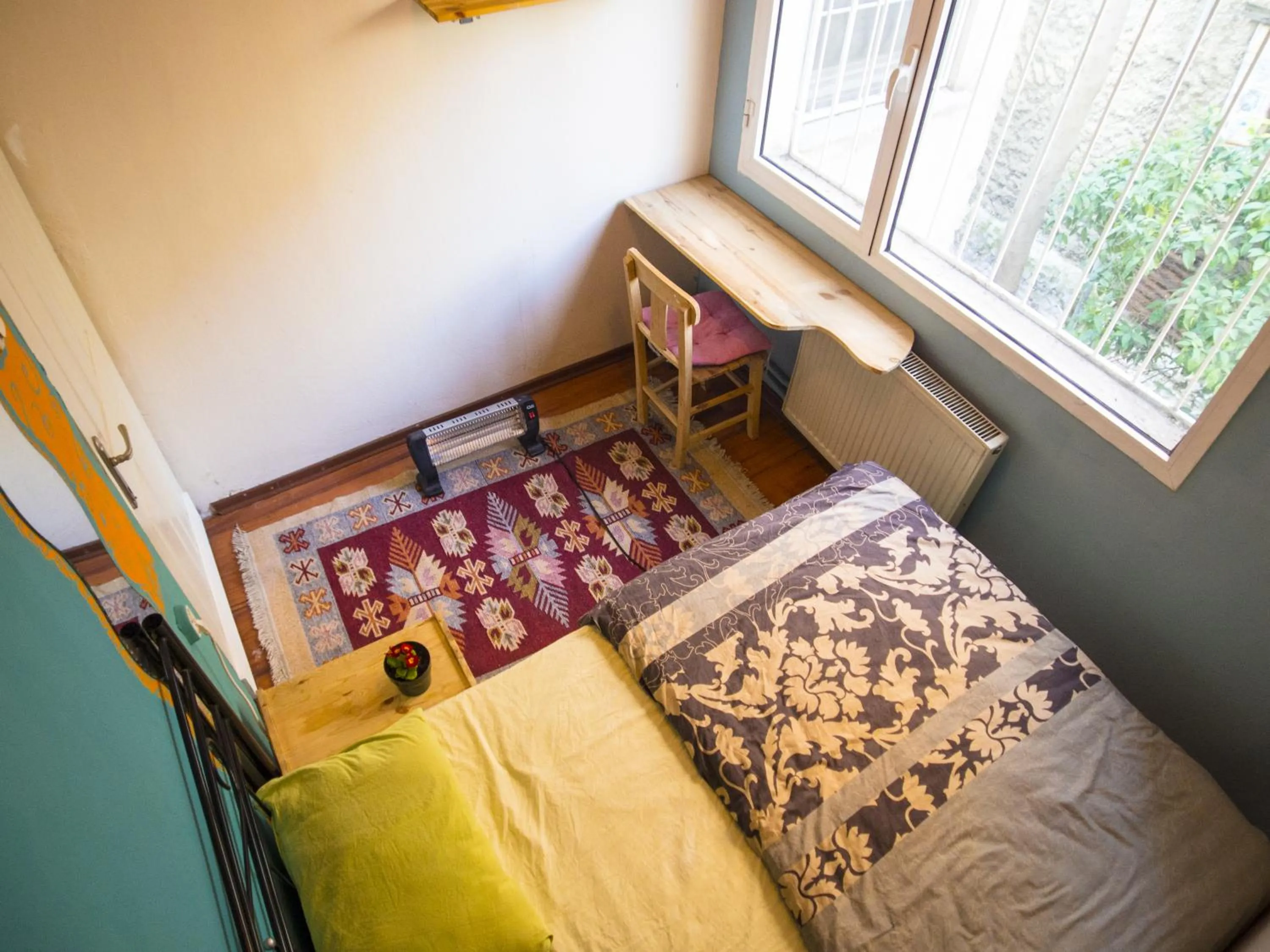 Photo of the whole room, Bed in Shantihome