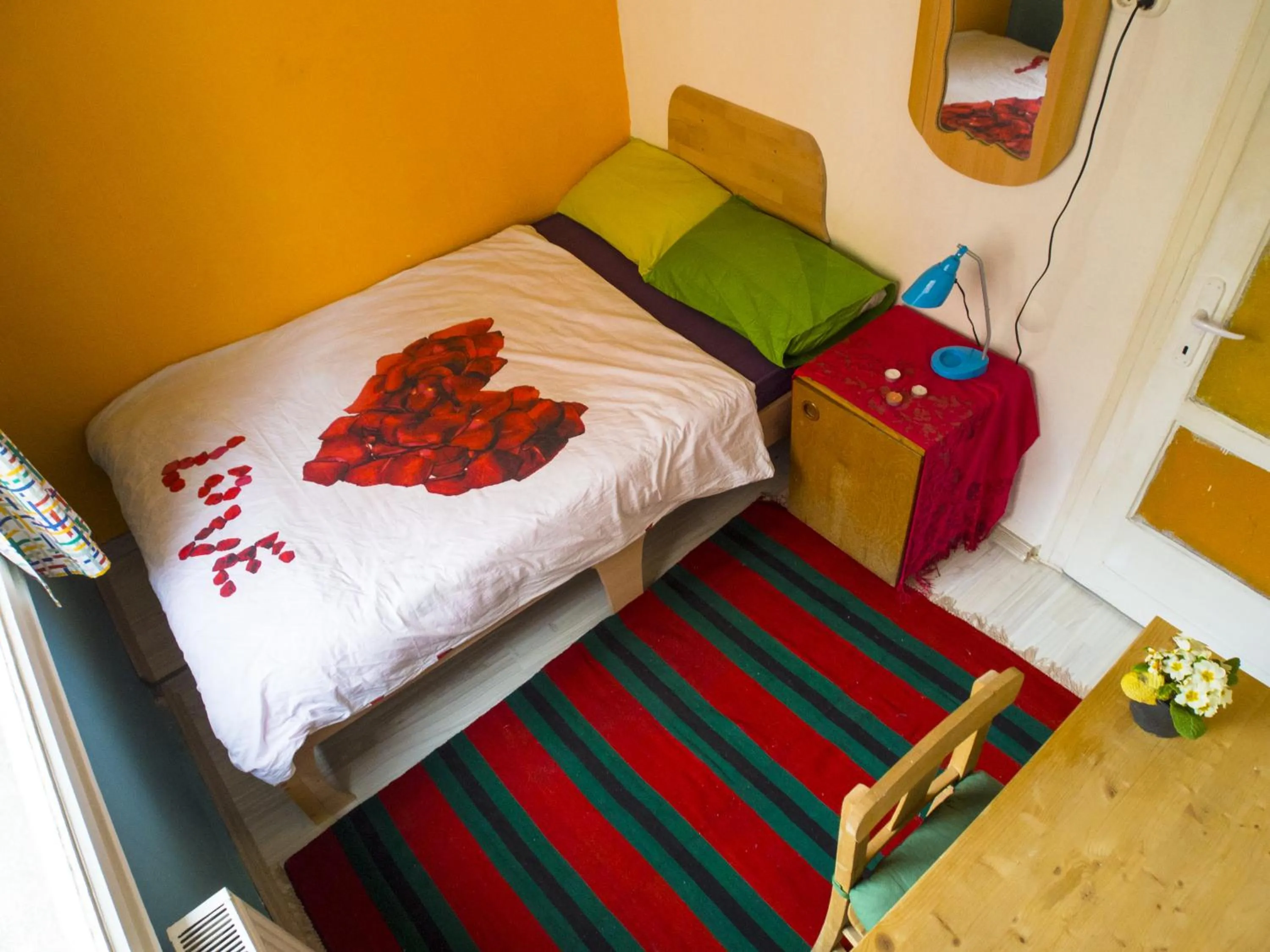 Photo of the whole room, Bed in Shantihome