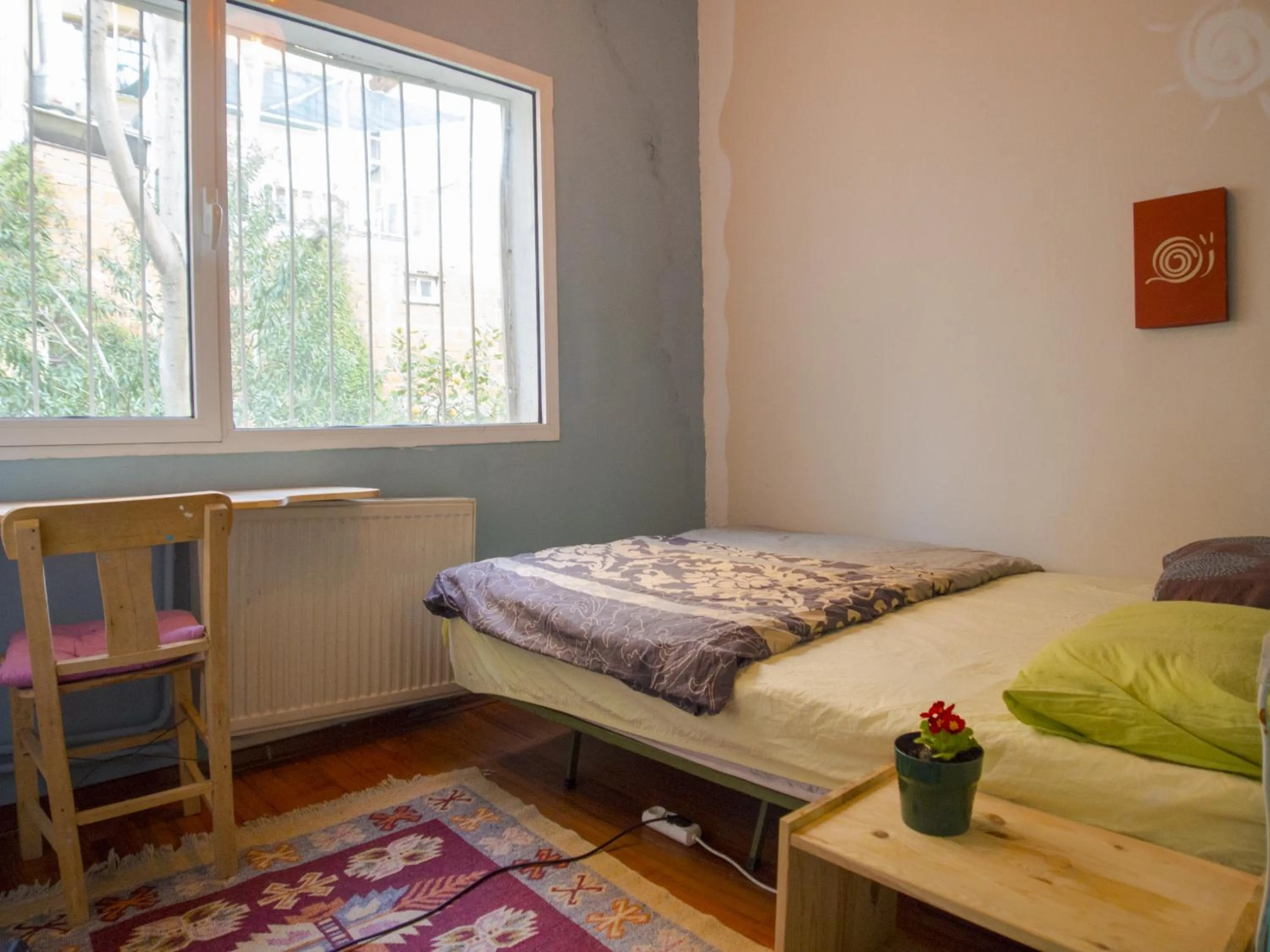 Photo of the whole room, Bed in Shantihome