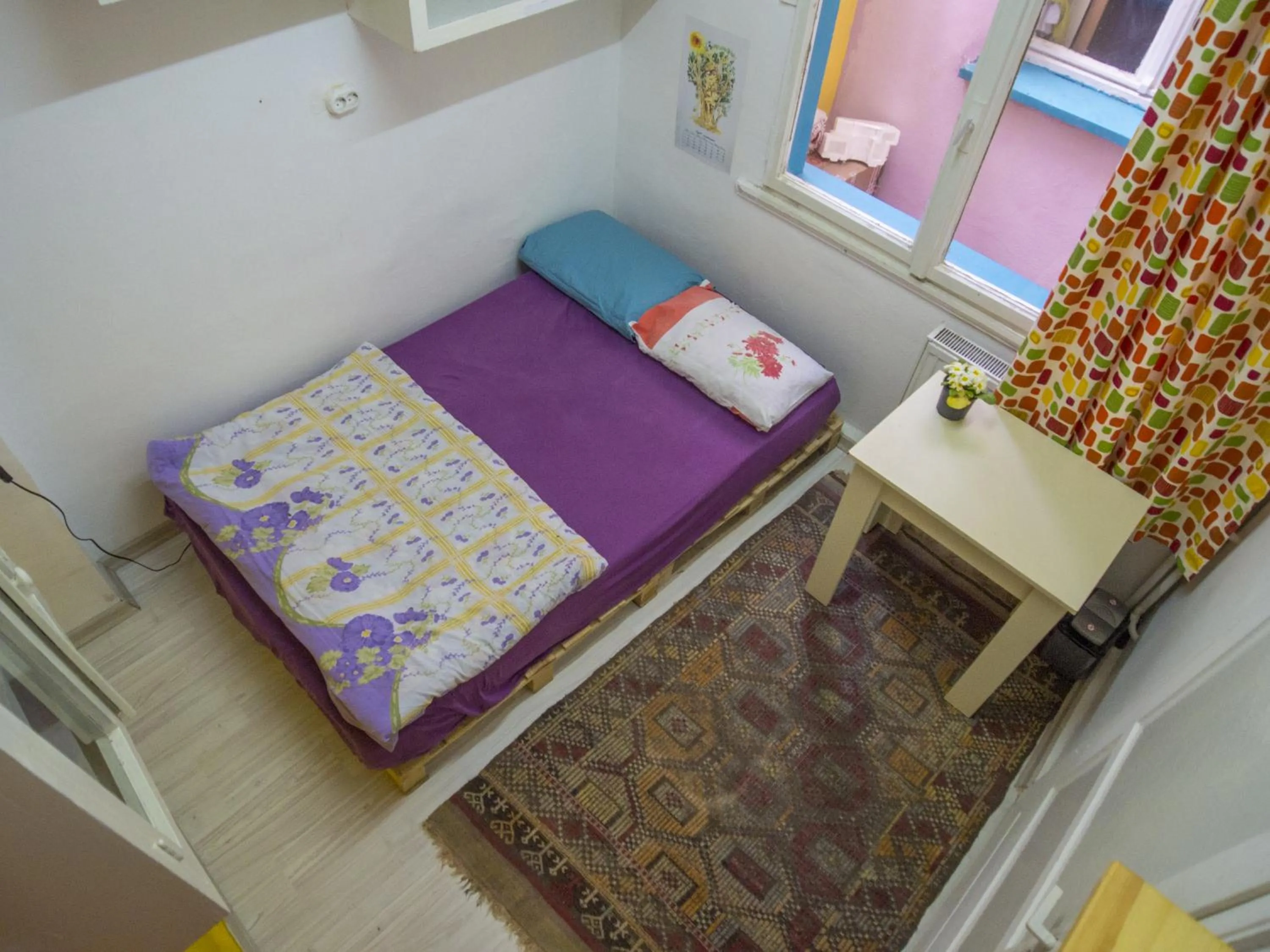 Photo of the whole room, Bed in Shantihome