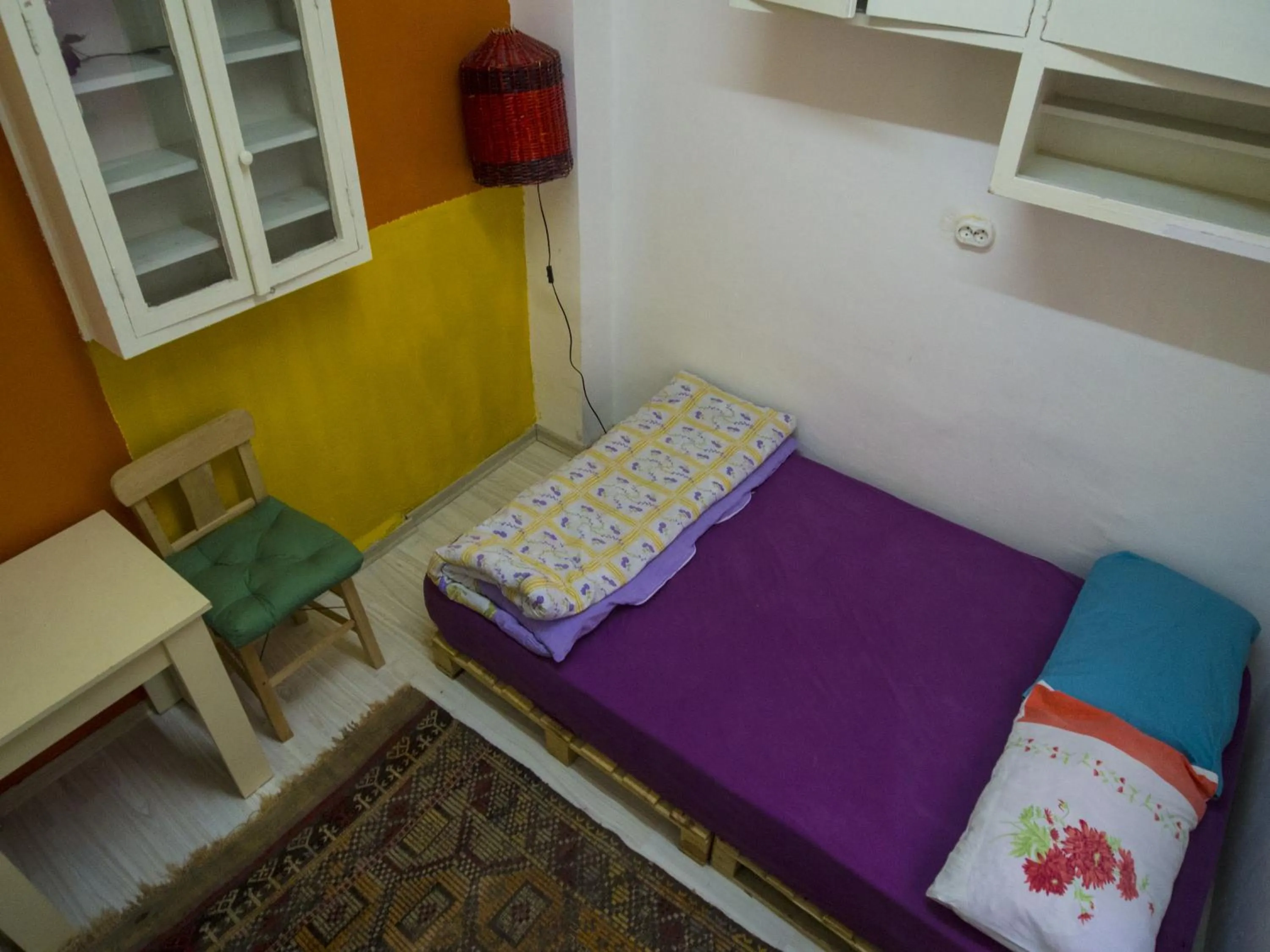 Photo of the whole room, Bed in Shantihome