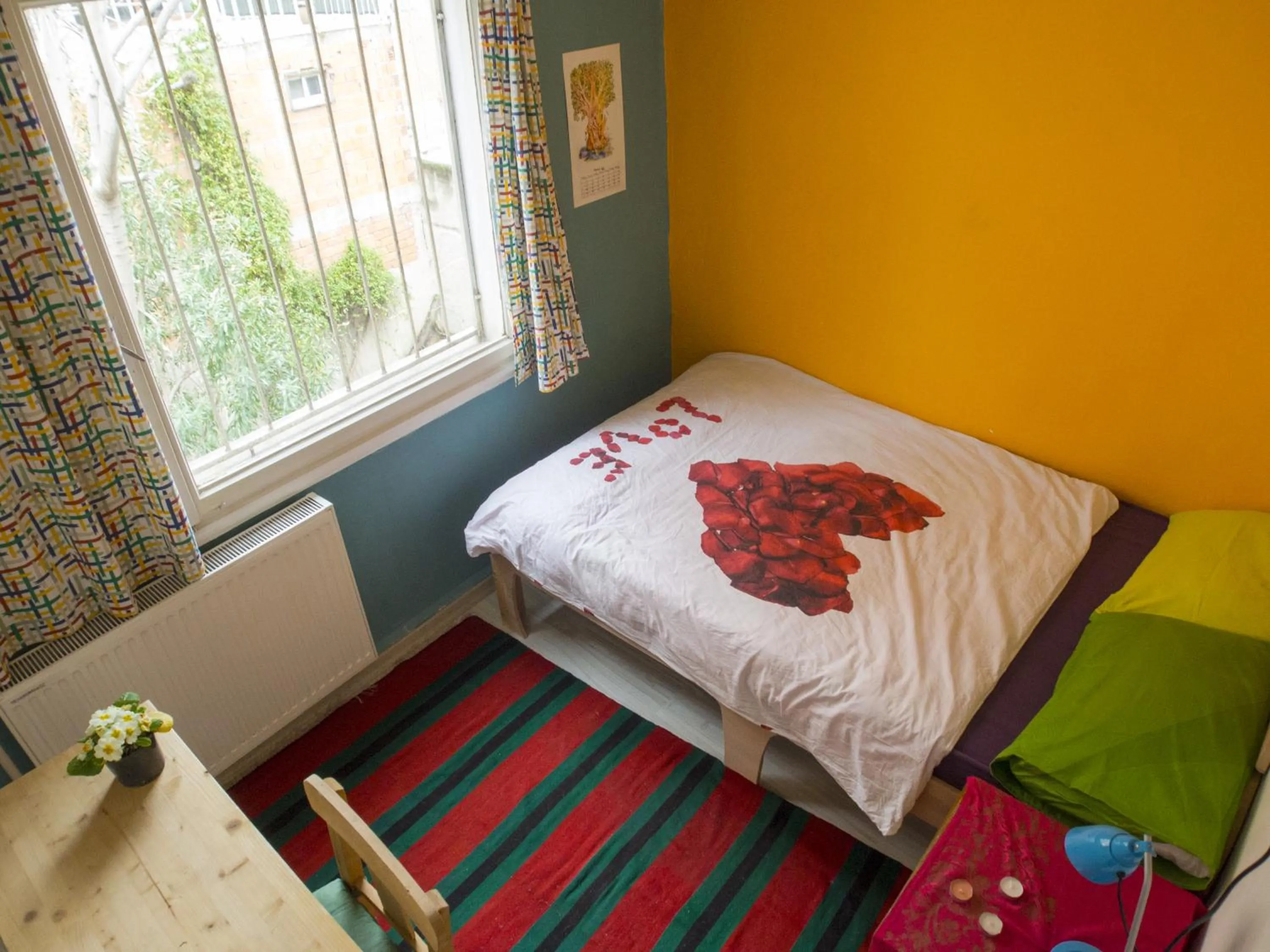 Photo of the whole room, Bed in Shantihome