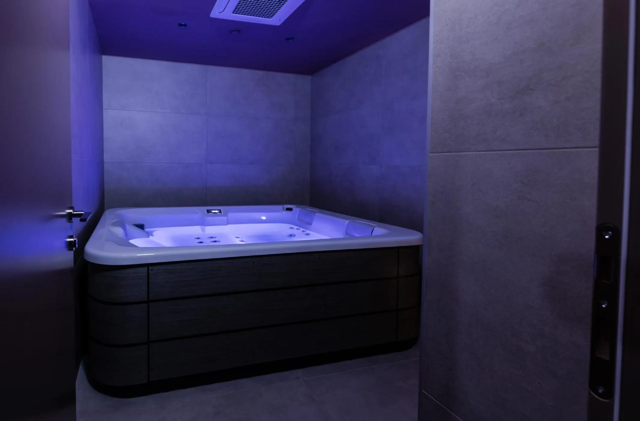 Hot Tub in Magnes Hotel