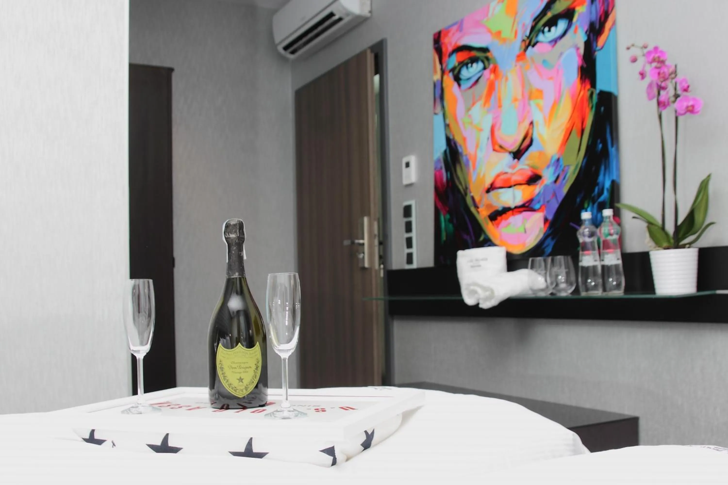 Photo of the whole room in Alex Palace