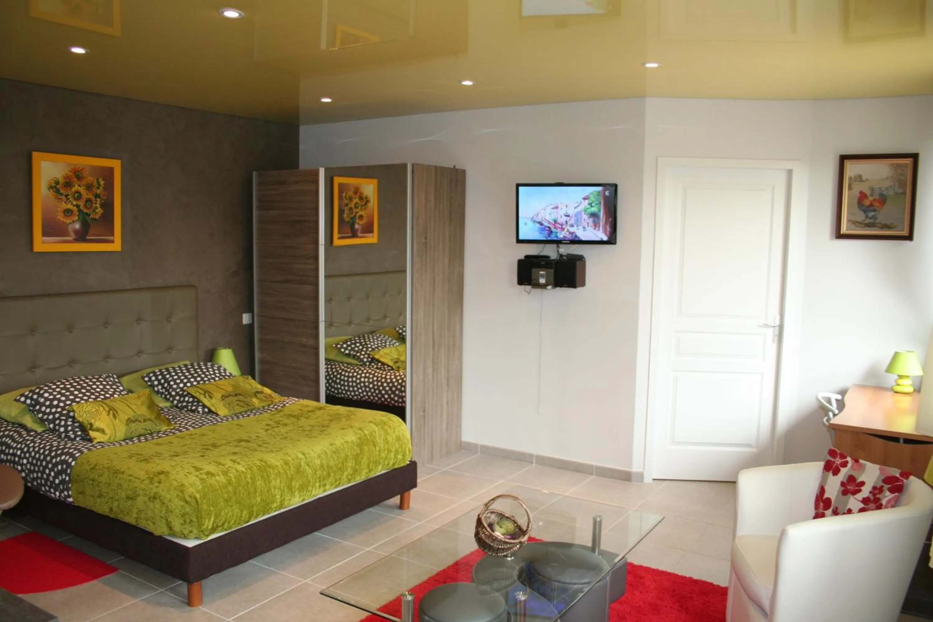 Photo of the whole room, Bed in Les Hellebores