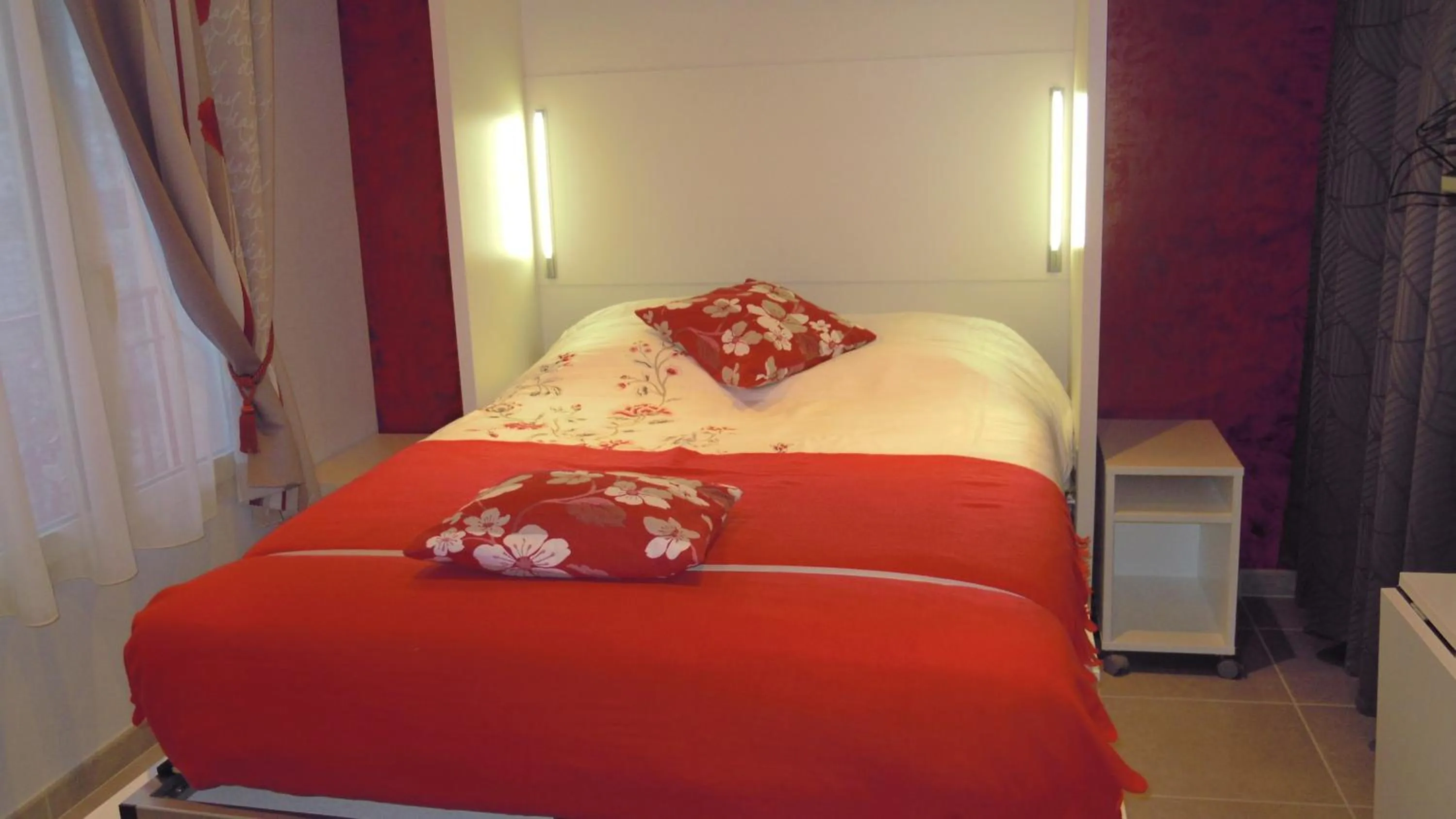 Photo of the whole room, Bed in Les Hellebores