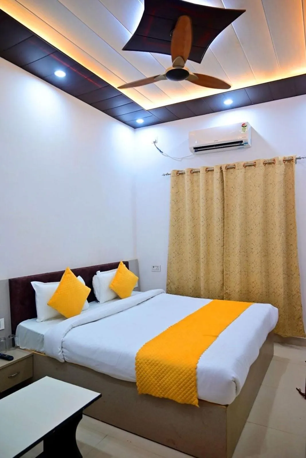 Bed in Maharastra Bhavan Atithi Grah