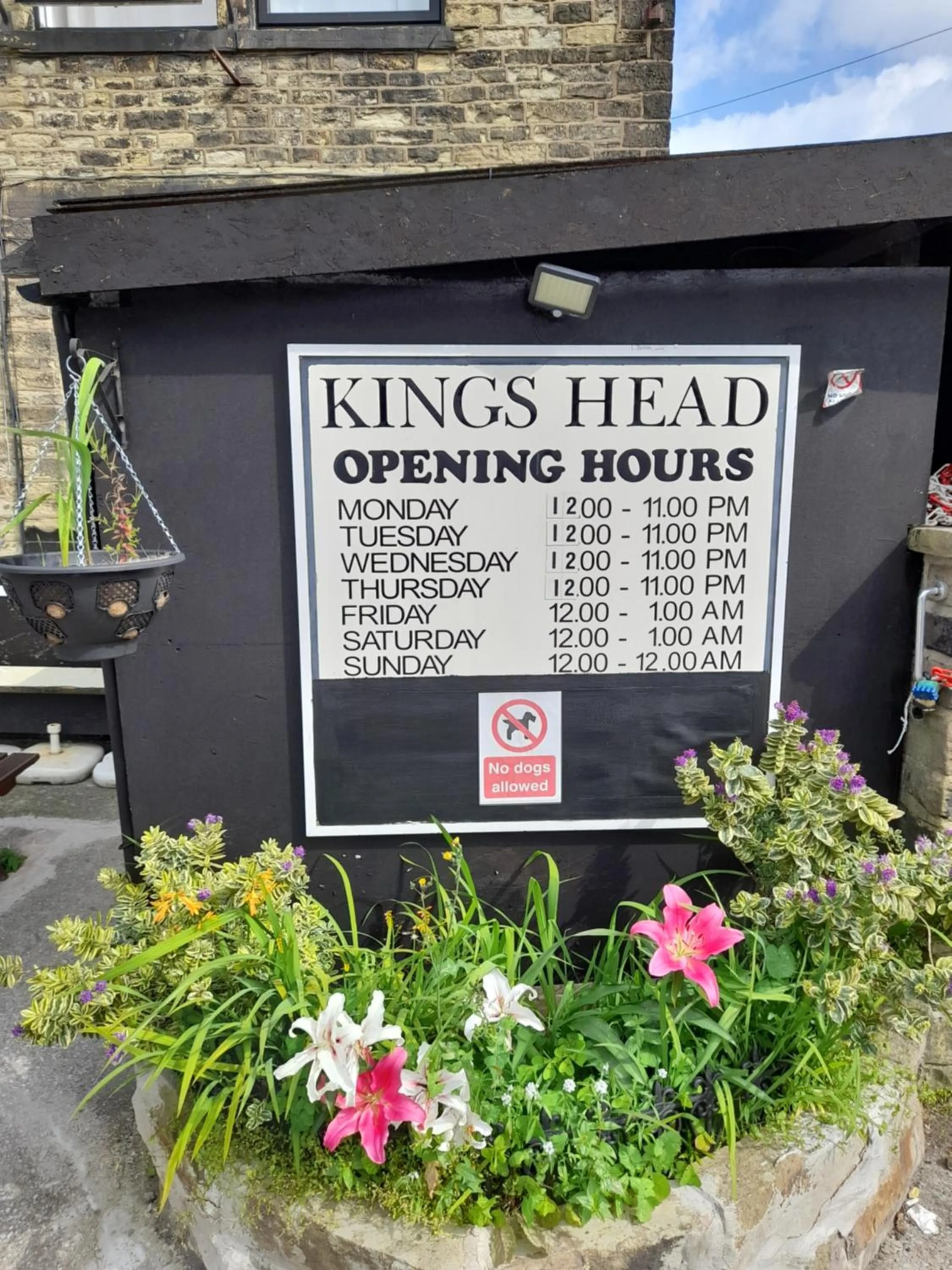 Logo/Certificate/Sign in The King's Head Hotel