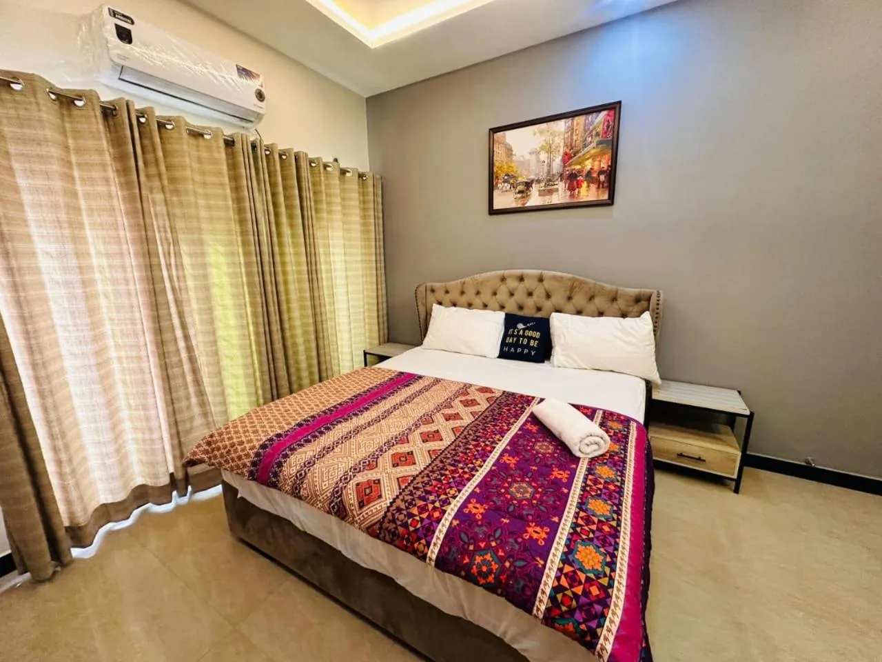 Bed in Holidazzle Lodge Islamabad