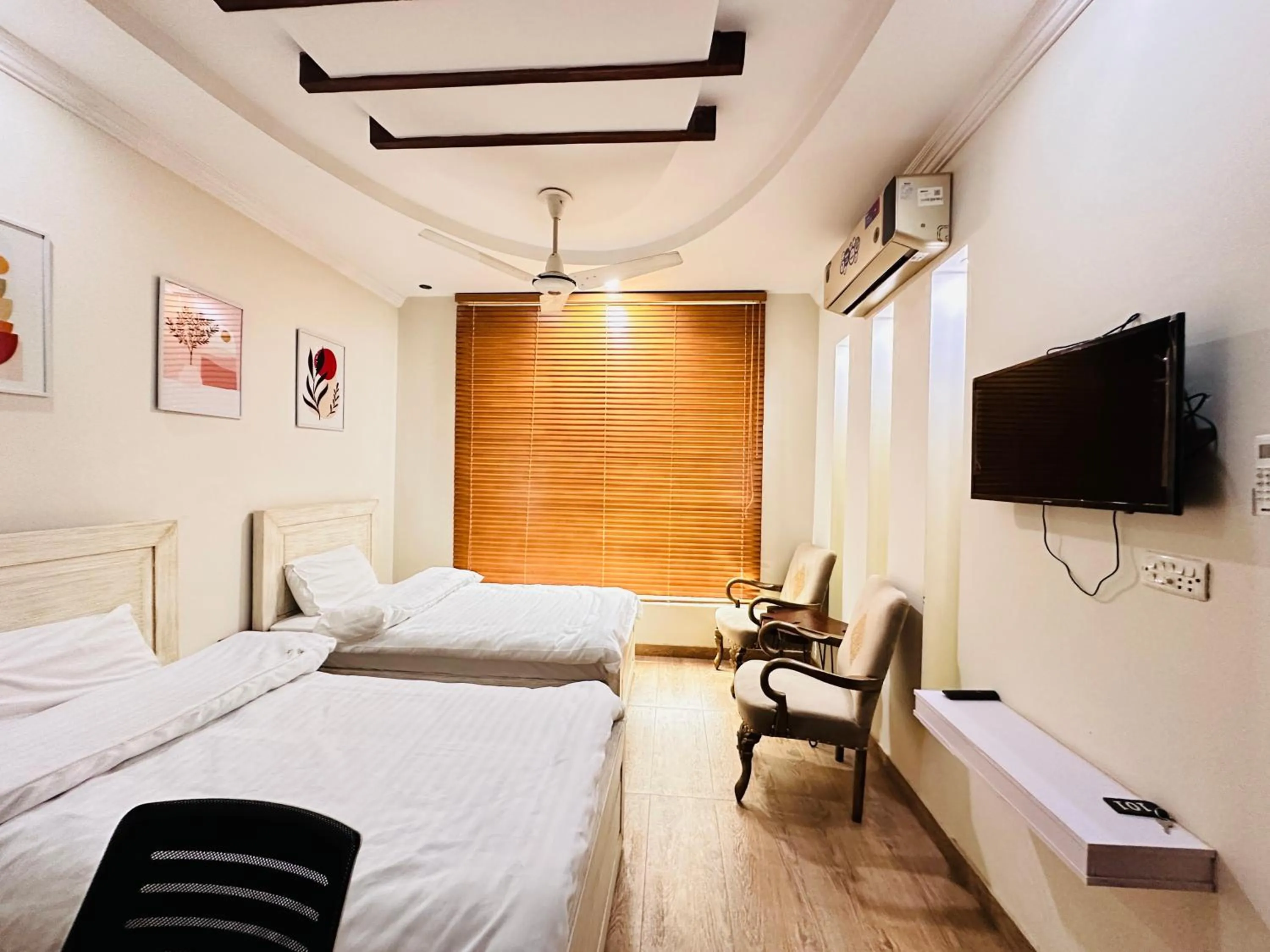 Bed in Holidazzle Lodge Islamabad