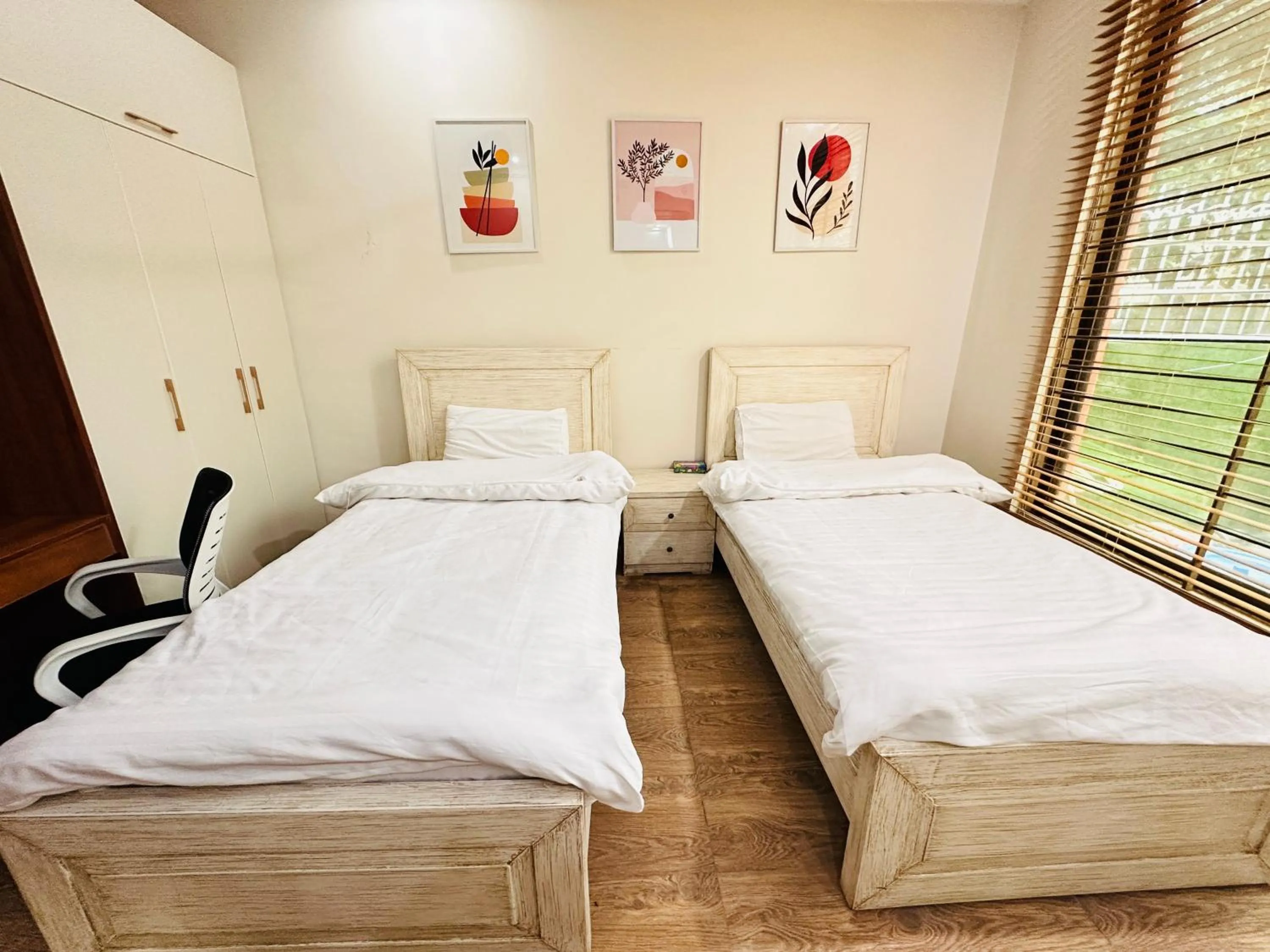 Bed in Holidazzle Lodge Islamabad