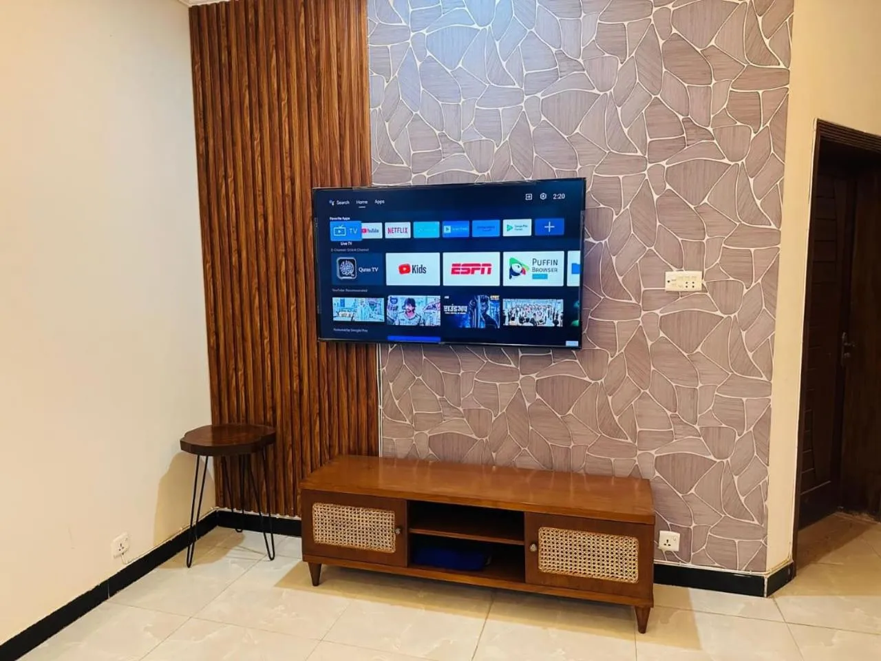 Communal lounge/ TV room in Holidazzle Lodge Islamabad